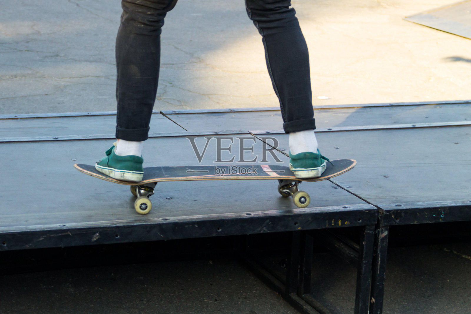 在滑板公园玩滑板的人的腿照片摄影图片