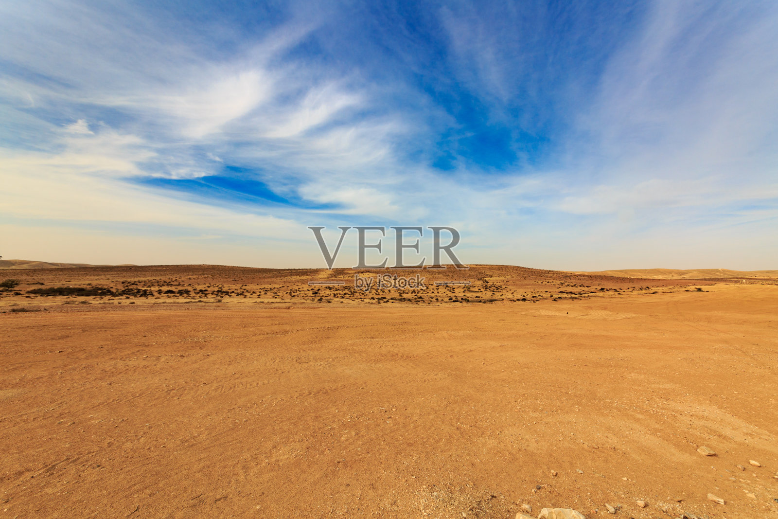 宽广的内盖夫沙漠全景与云在风中照片摄影图片