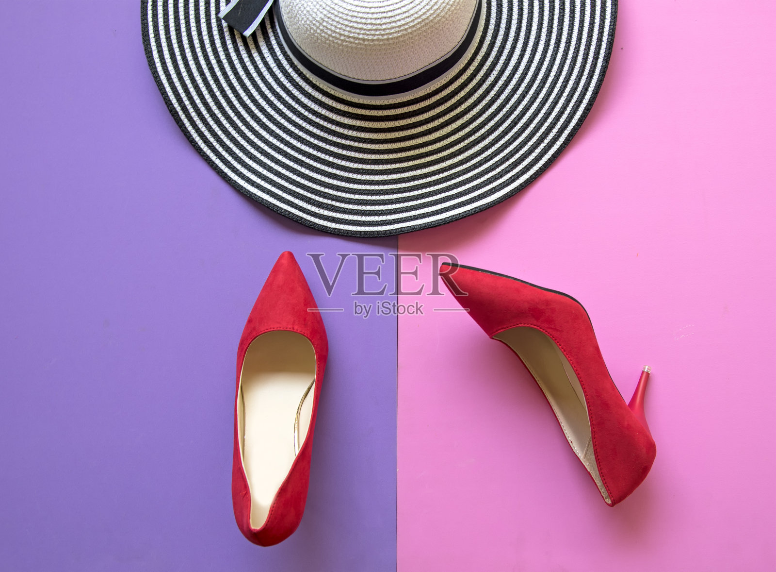 时尚女性配饰套装。时尚的红鞋，高跟鞋和大帽子。彩色的背景。生活方式的概念。照片摄影图片