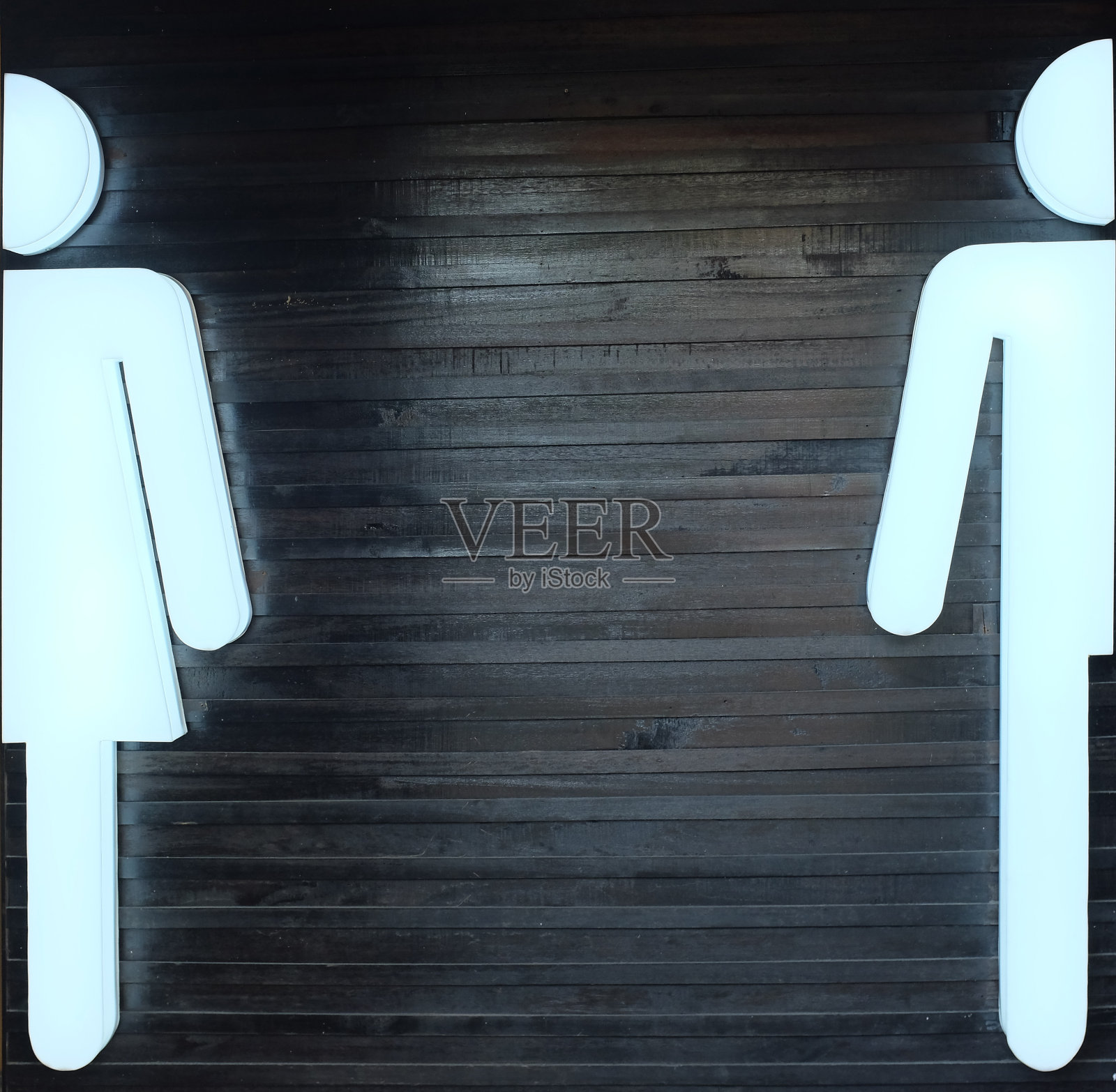 男女厕所的灯光标志。照片摄影图片