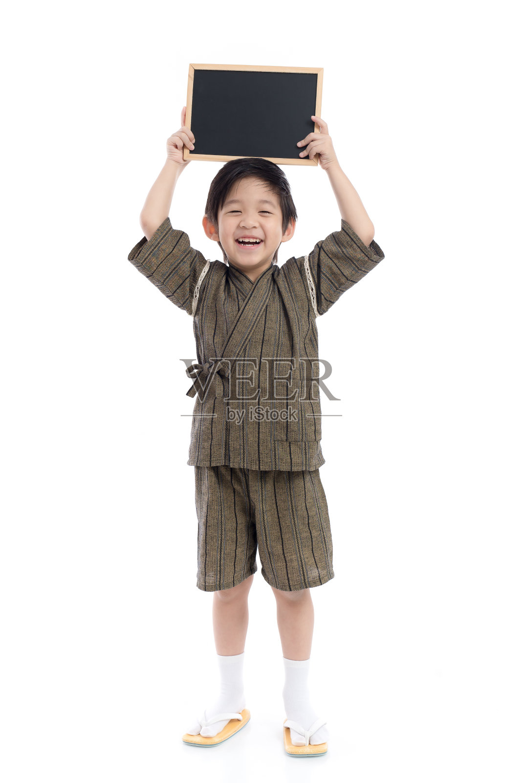 可爱的亚洲男孩在和服拿着黑板照片摄影图片