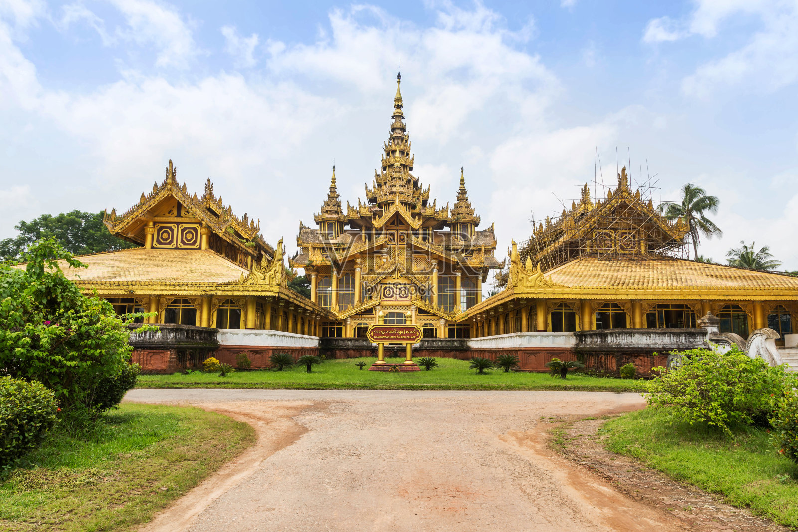 缅甸Bago的Kambawzathardi黄金宫殿照片摄影图片