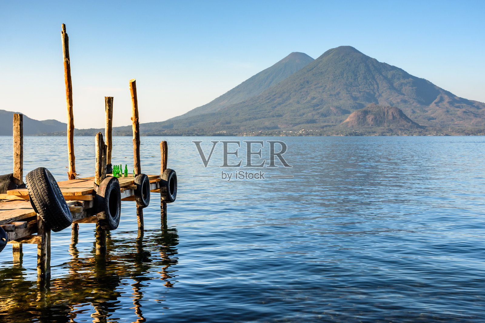 清晨，危地马拉阿提特兰湖的两座火山照片摄影图片