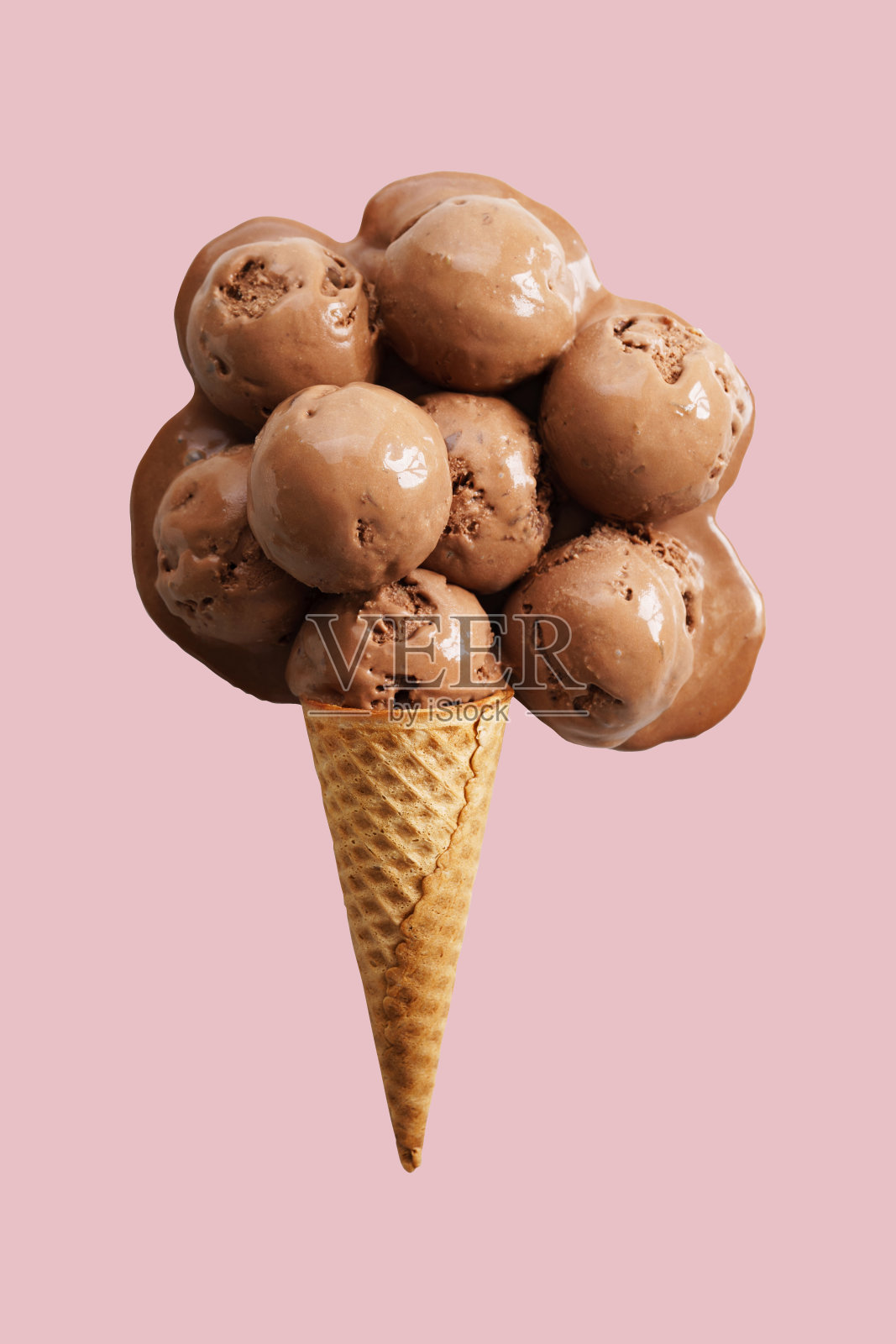 华夫蛋筒上的巧克力冰淇淋照片摄影图片