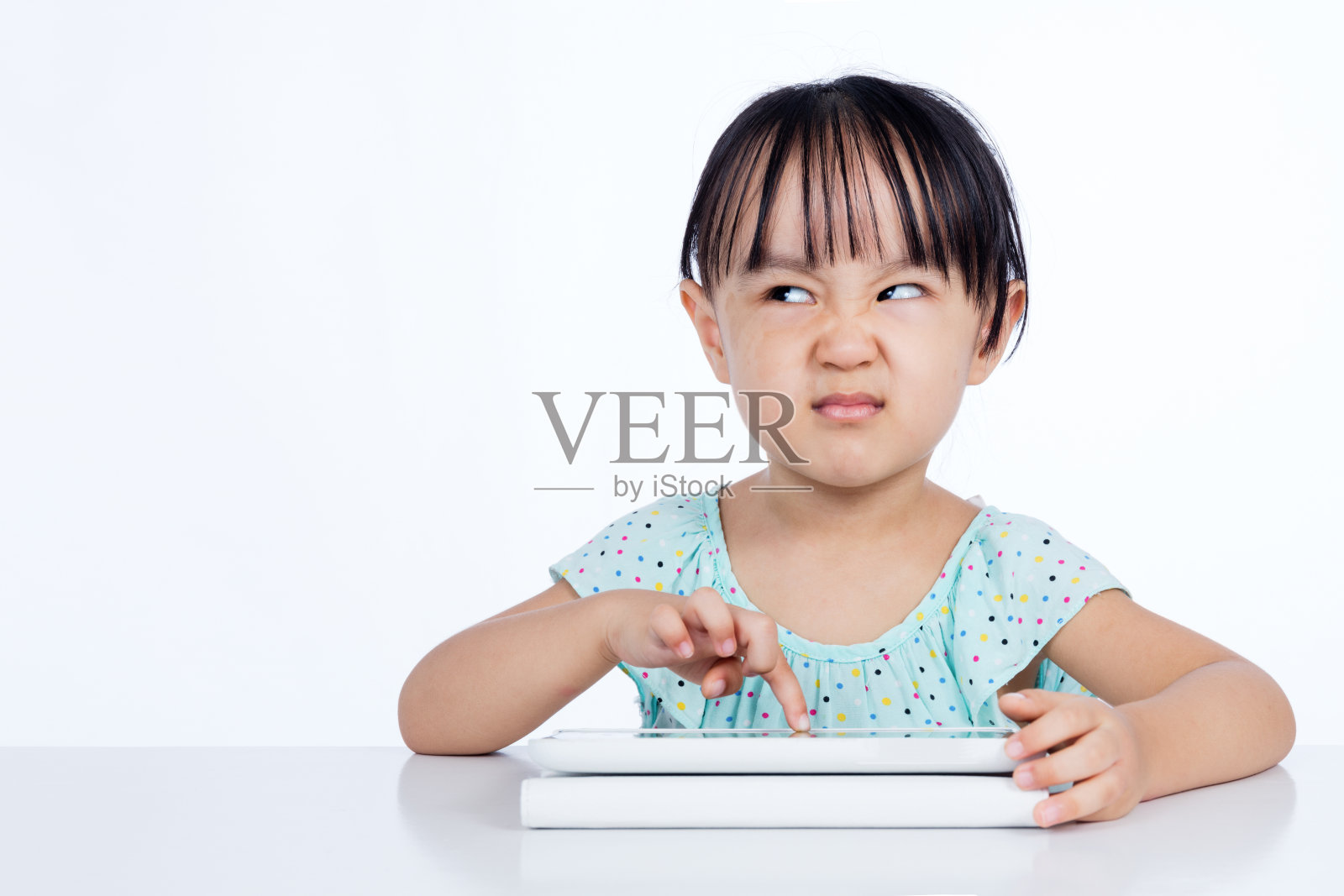 亚洲华人小女孩在玩平板电脑照片摄影图片