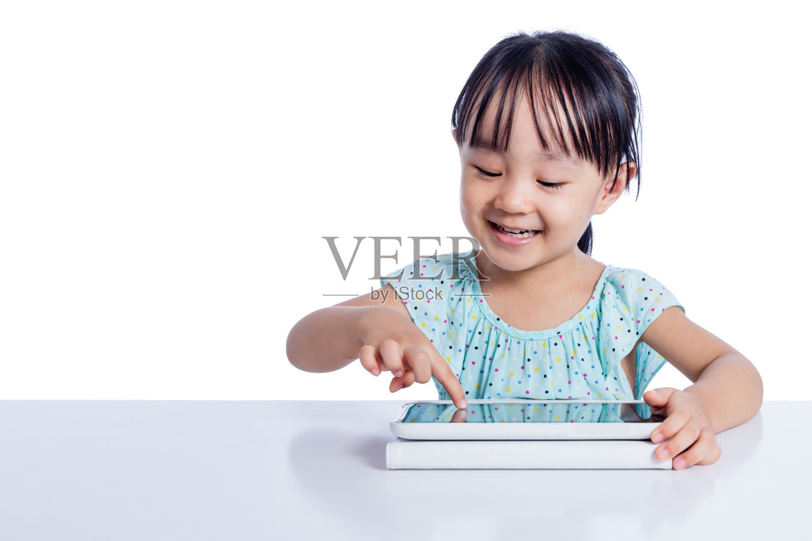 亚洲华人小女孩在玩平板电脑照片摄影图片
