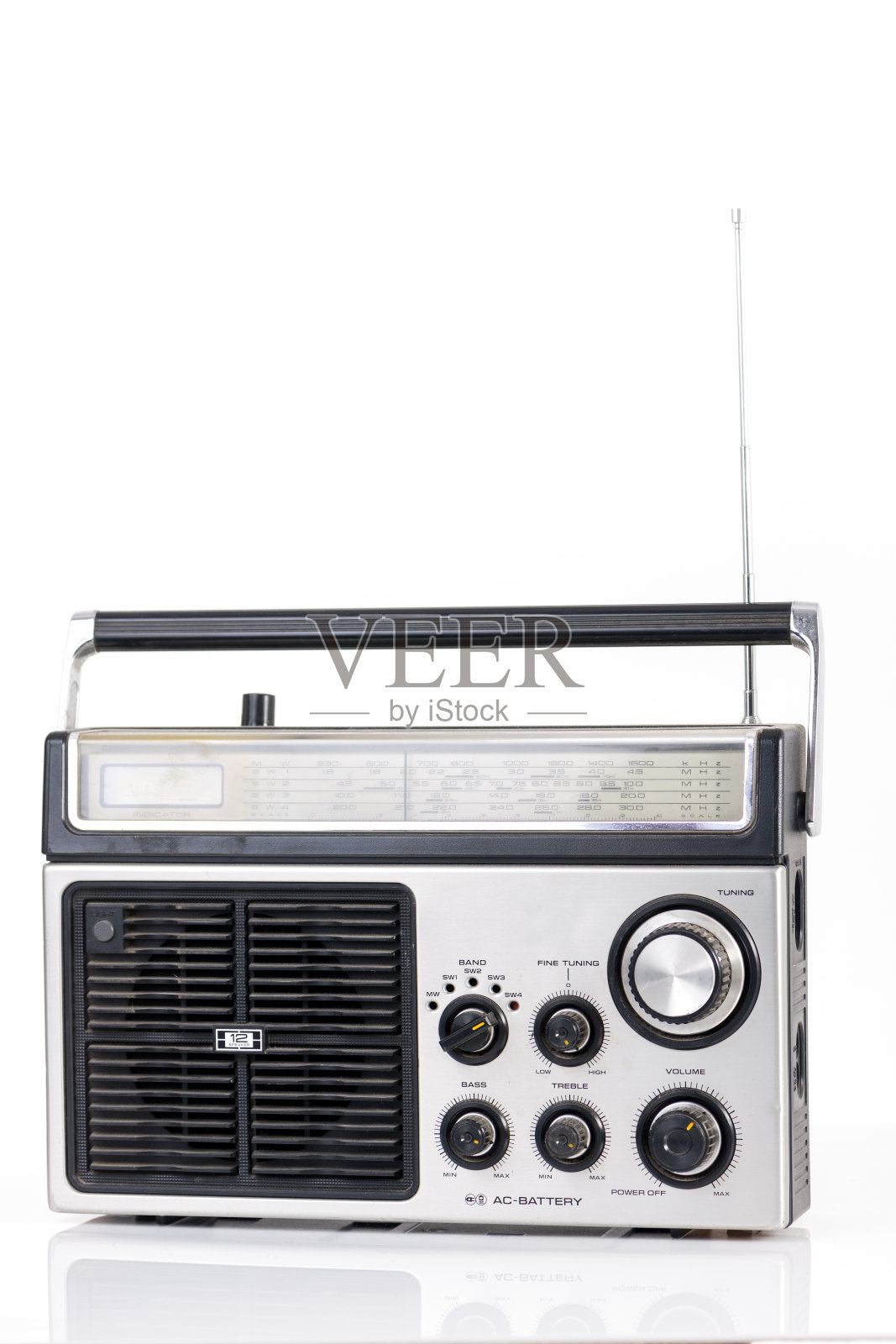 老式收音机孤立在白色上照片摄影图片