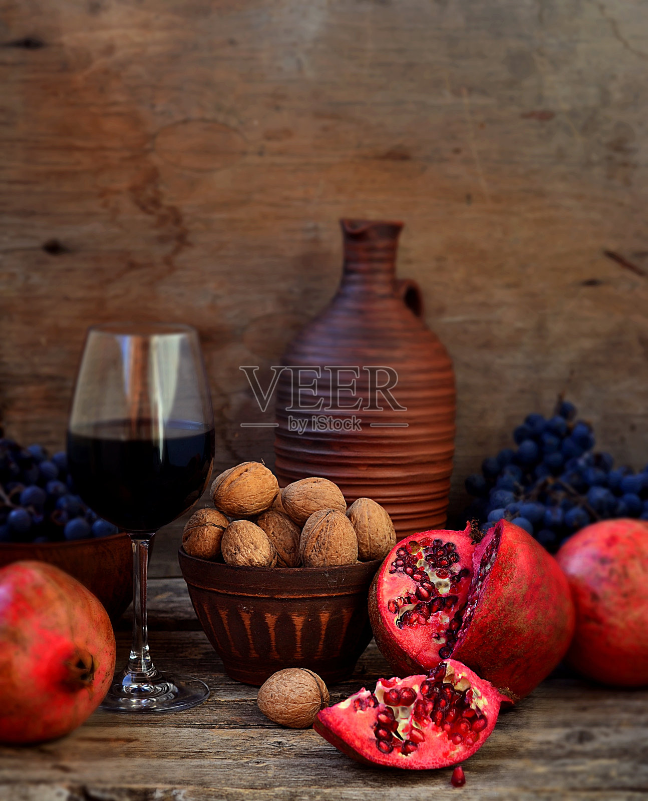 石榴、核桃、葡萄酒和葡萄。照片摄影图片