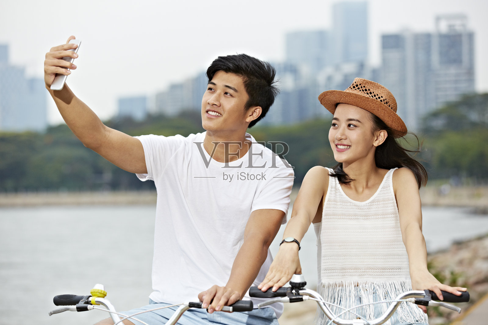 年轻的亚洲夫妇在自拍照片摄影图片