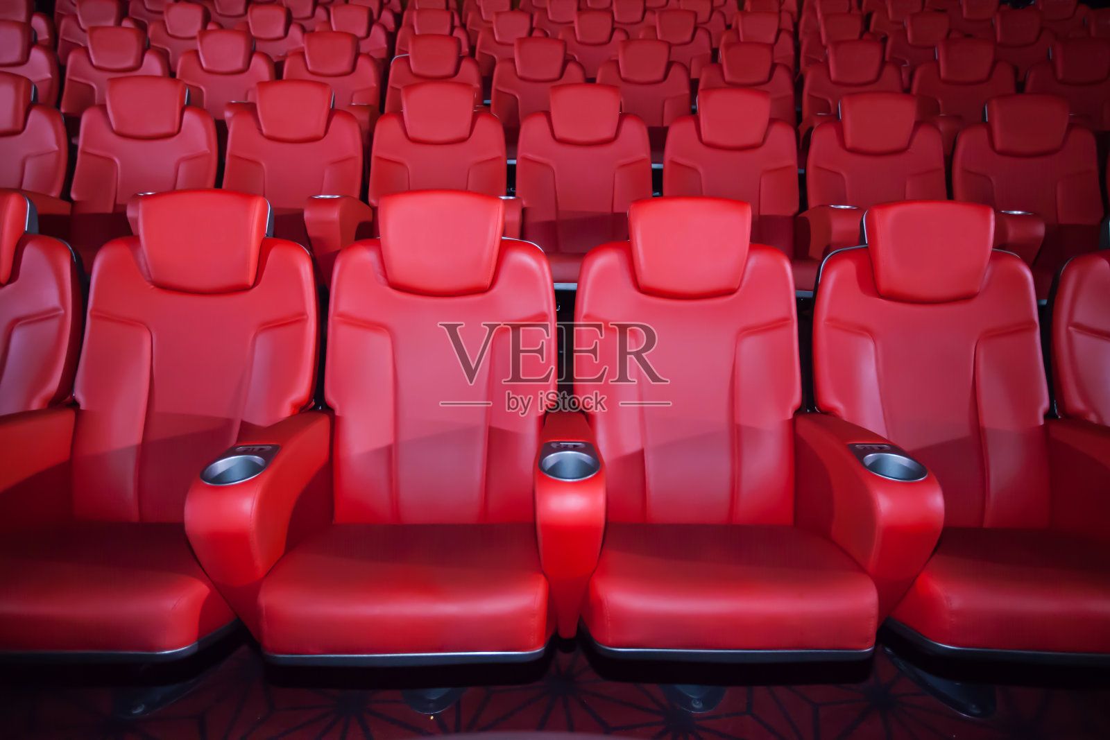 电影院的红色座位。模糊的背景。照片摄影图片