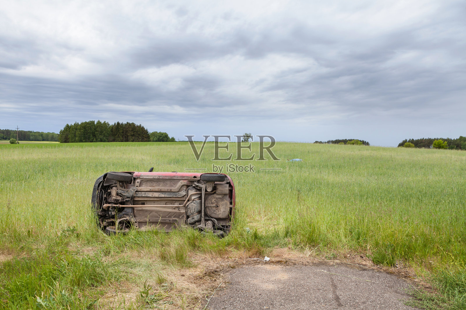 一辆车的残骸躺在麦田里照片摄影图片