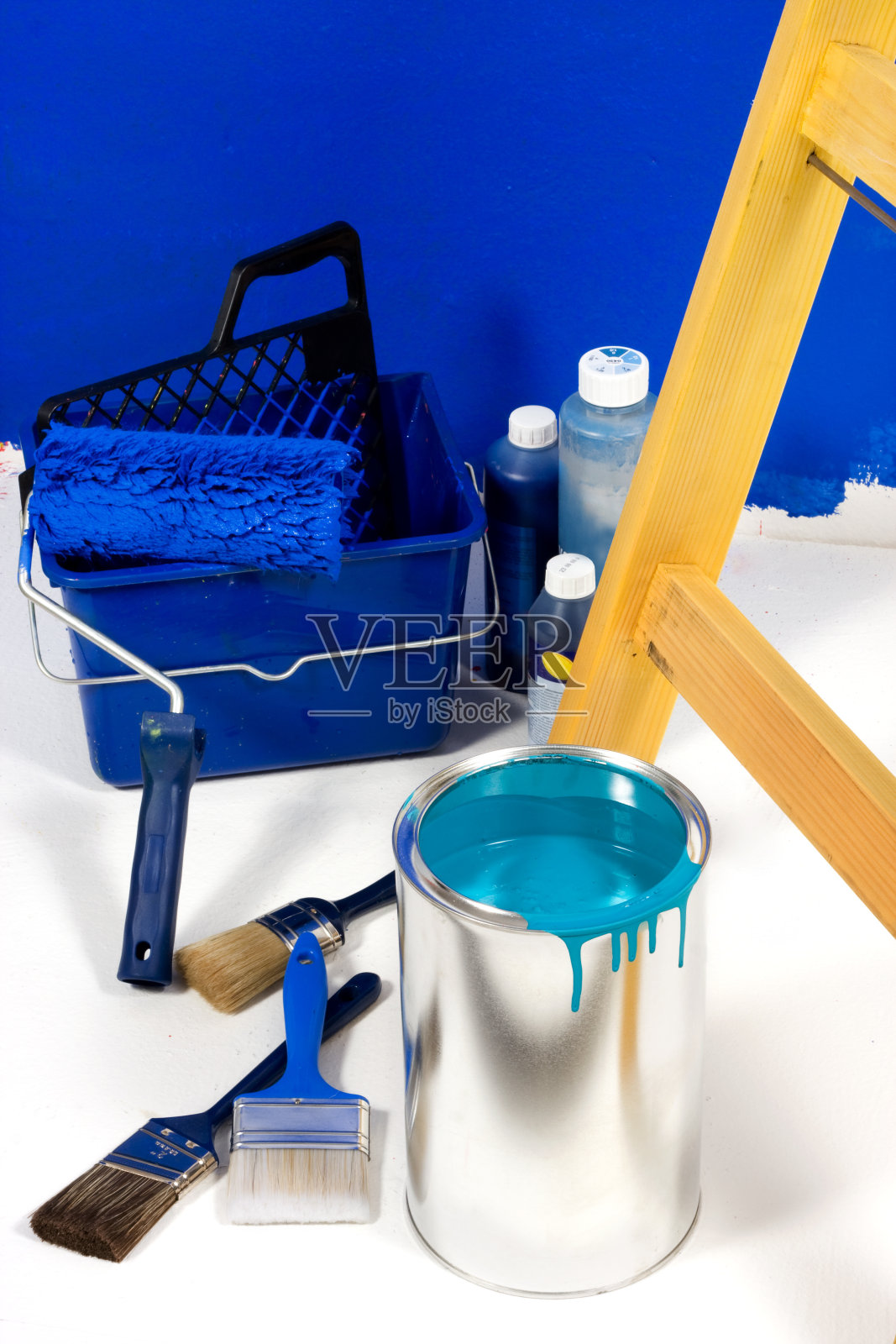 蓝色油漆用梯子，滚筒刷，桶，颜料照片摄影图片