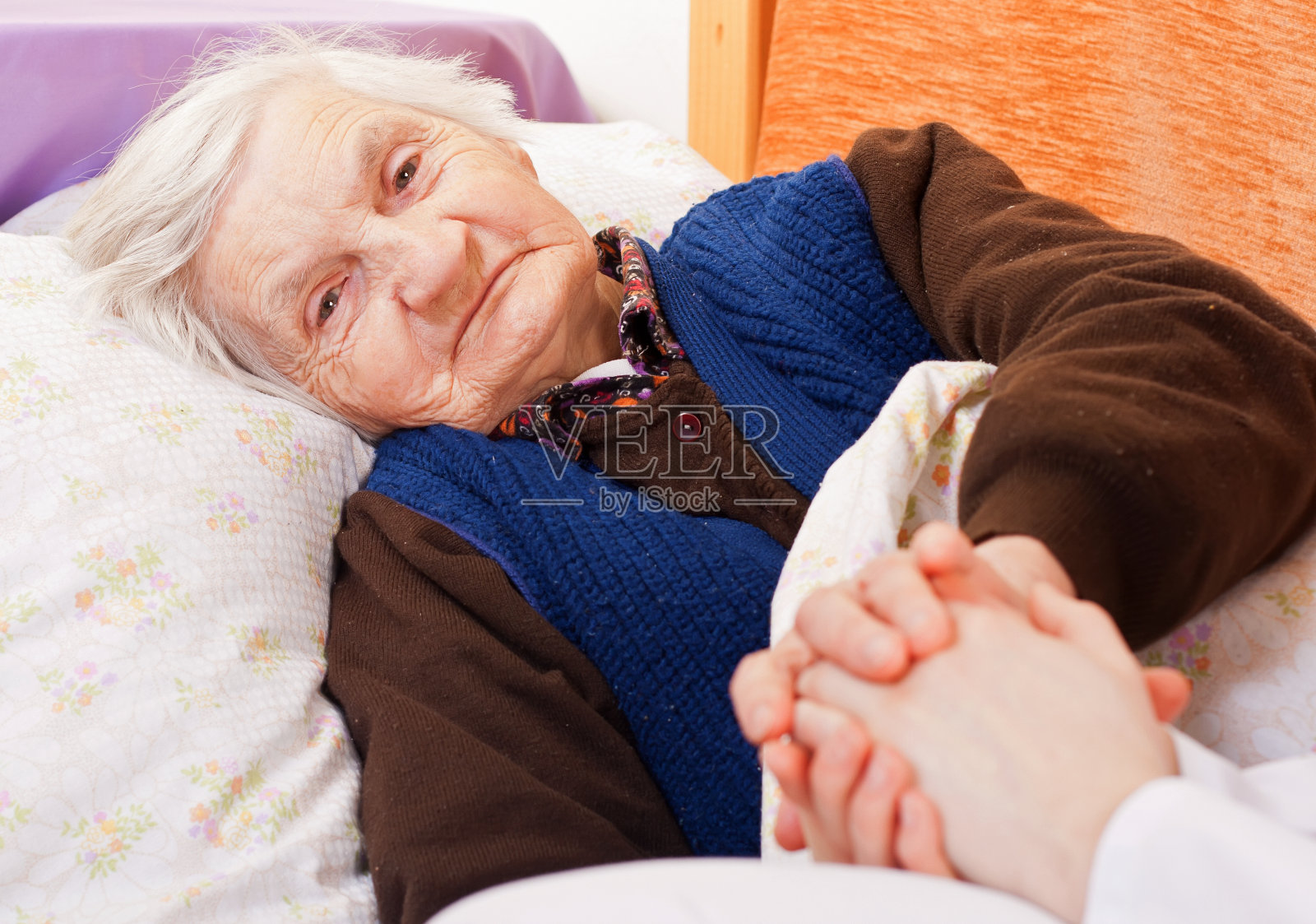 孤独的老妇人躺在床上休息照片摄影图片