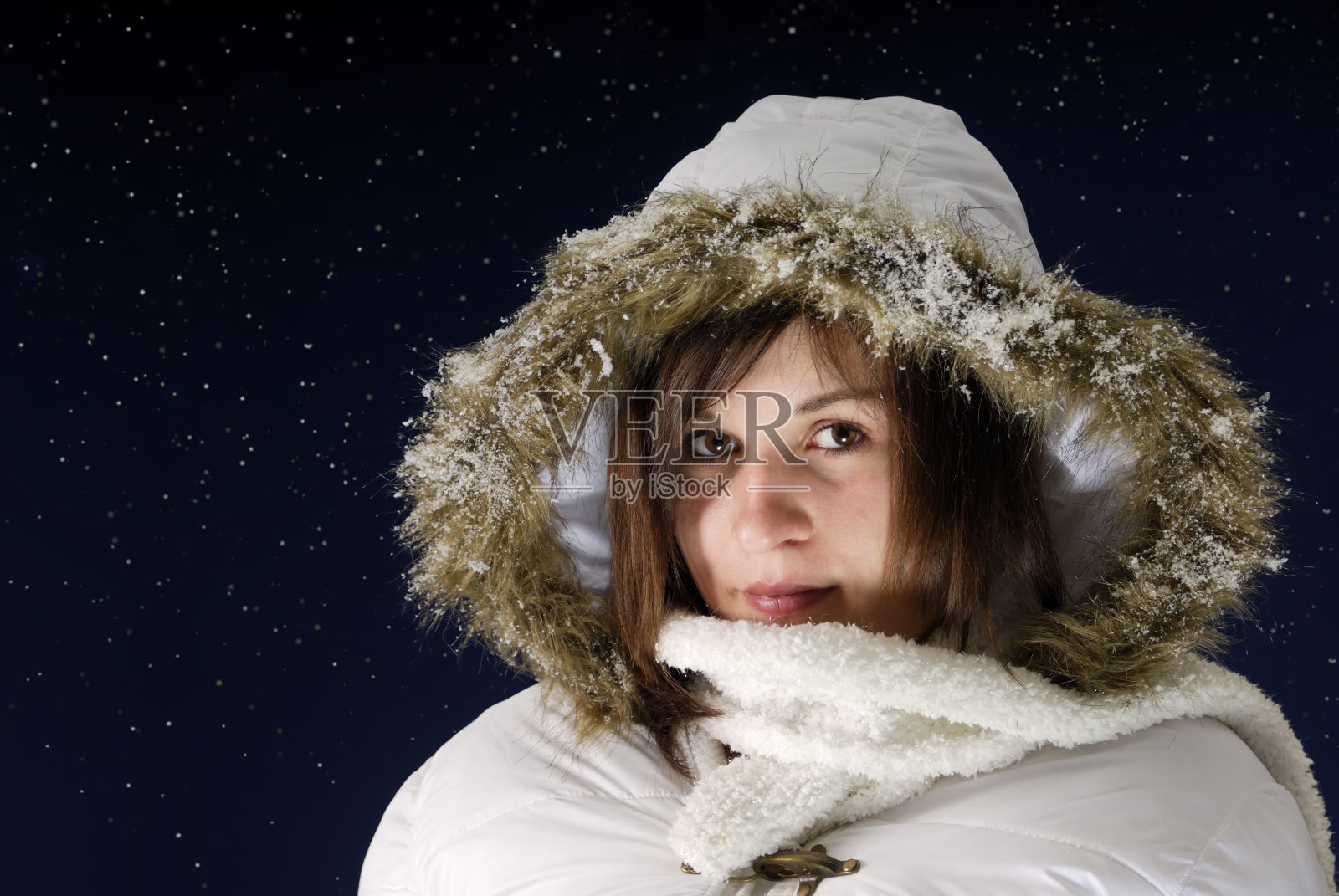 年轻女子穿着冬衣对抗星际场的夜景照片摄影图片
