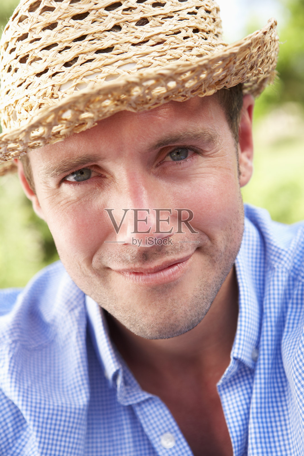 头和肩膀肖像微笑的男人与太阳帽照片摄影图片