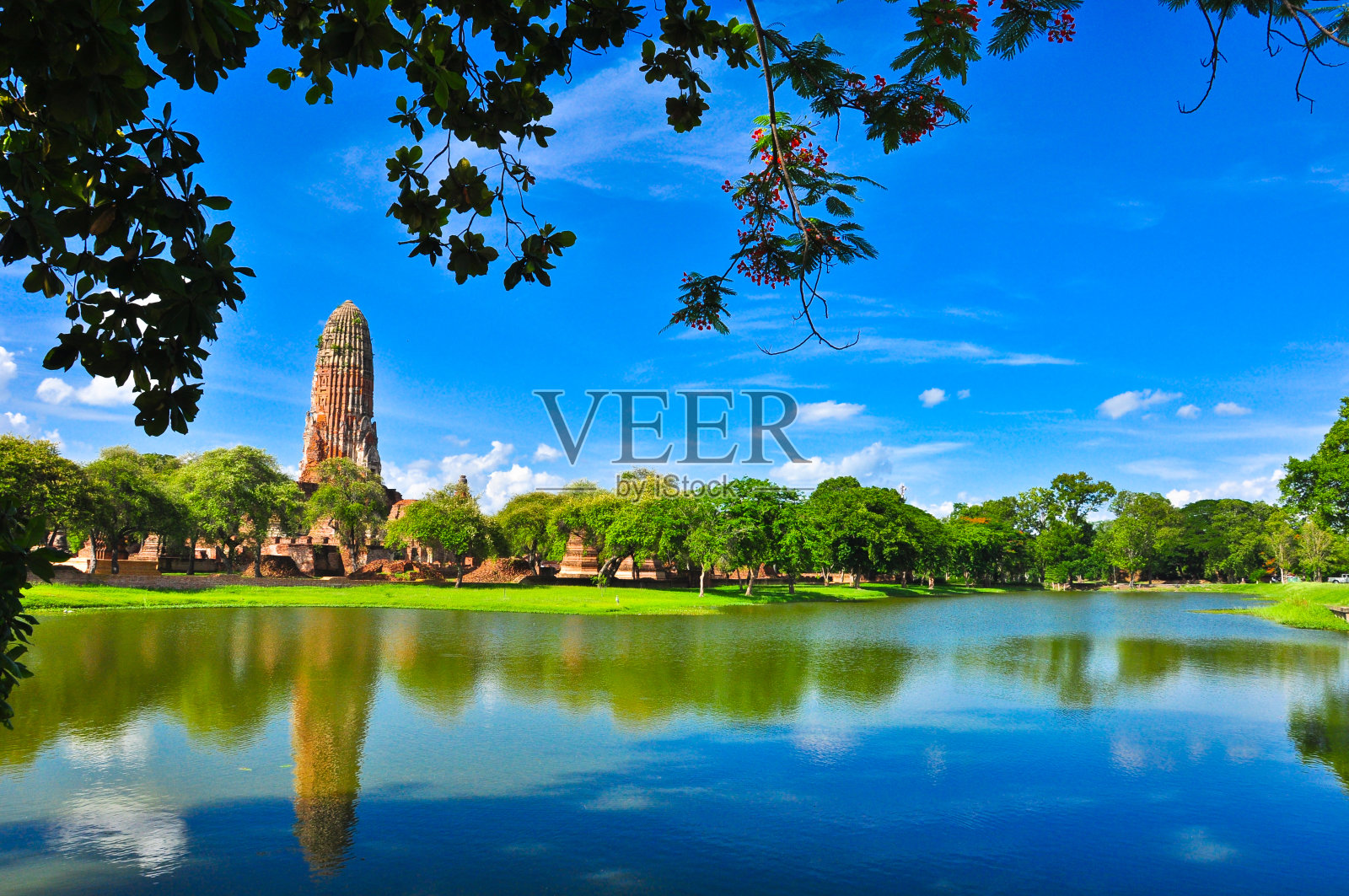 蓝色天空背景上的Wat praram temple的视图照片摄影图片