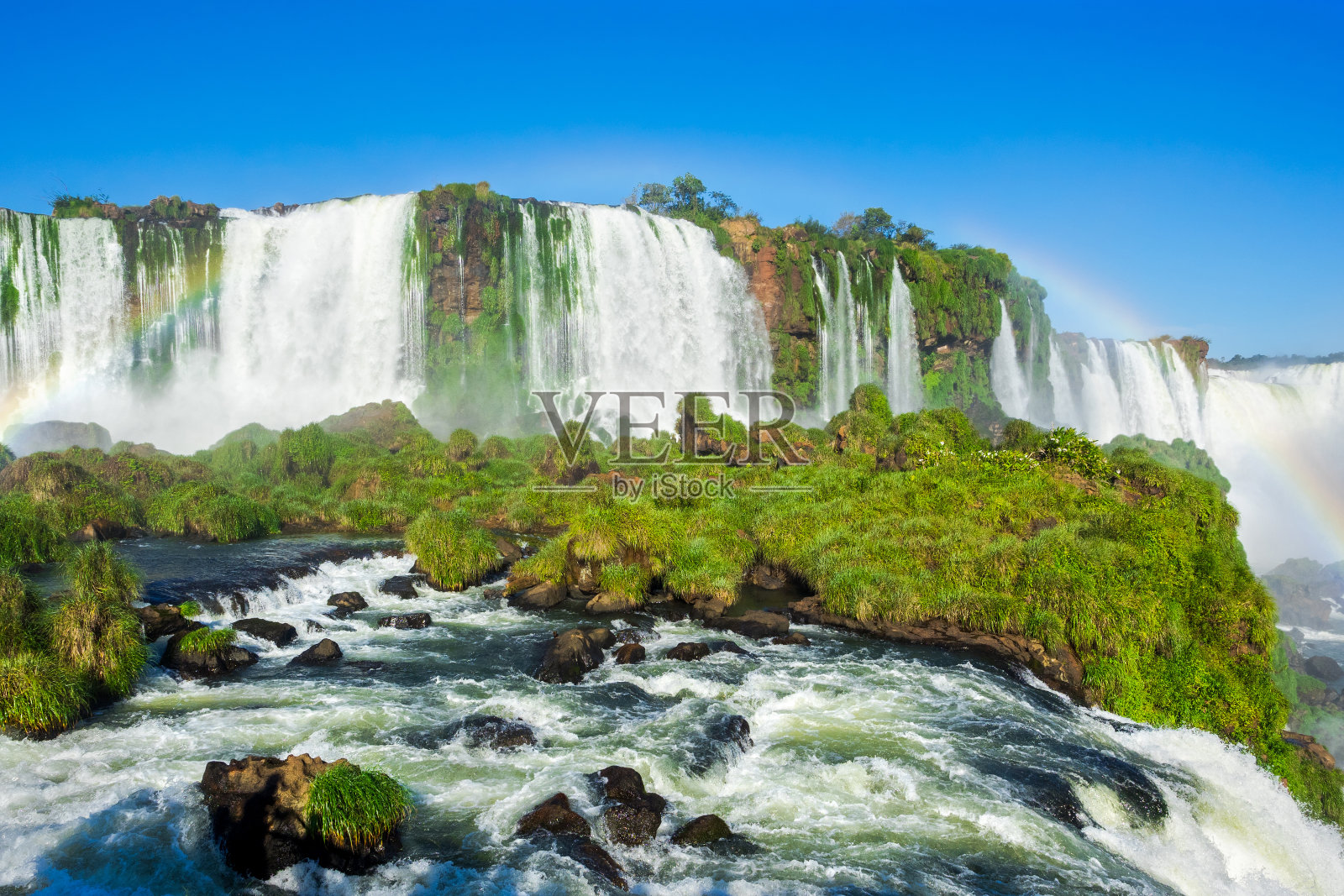伊瓜苏瀑布，位于阿根廷，巴西和巴拉圭的交界处照片摄影图片