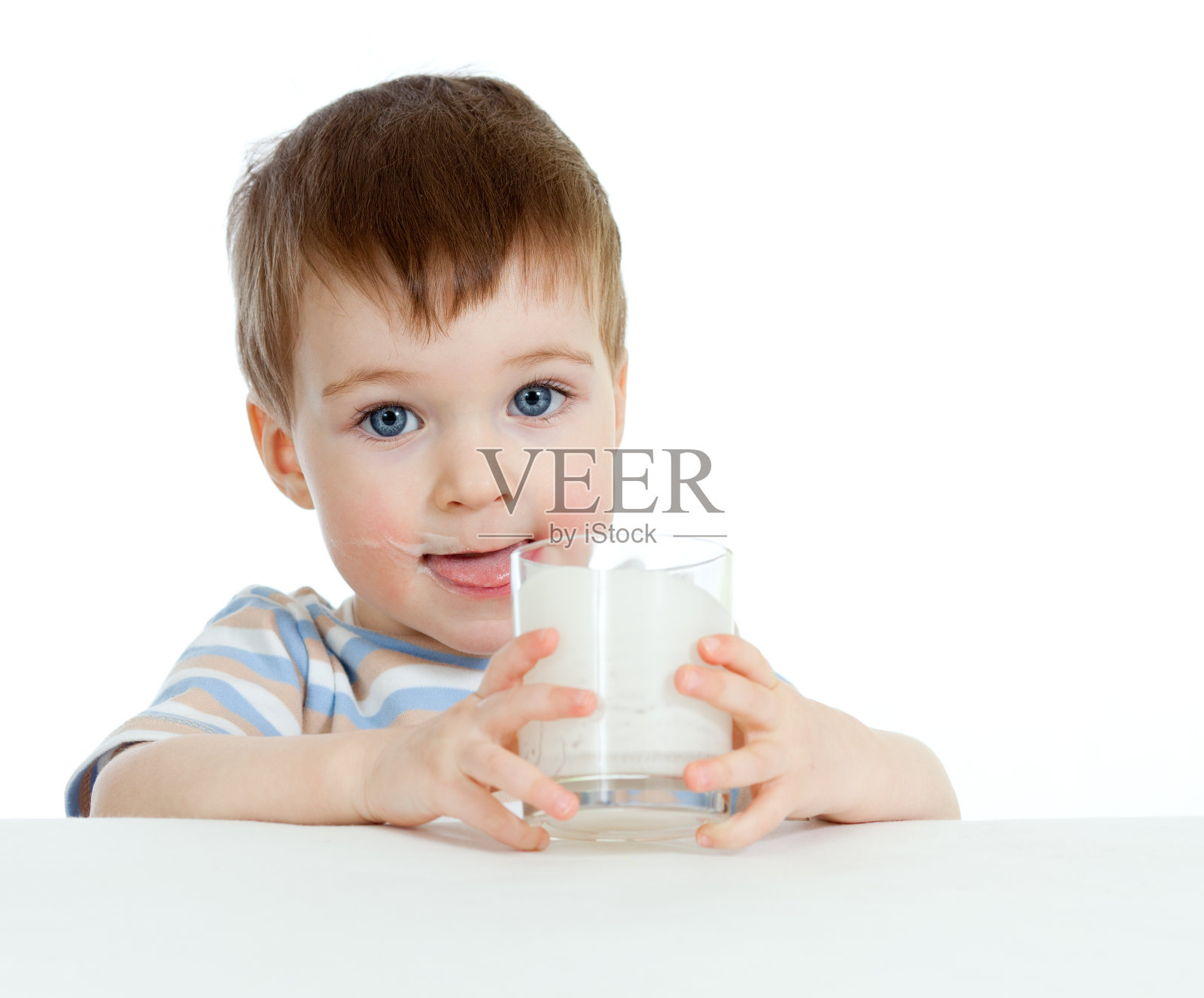 小孩子喝酸奶或开菲尔在白色的背景照片摄影图片