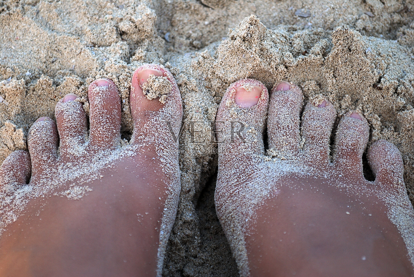 沙子里的脚照片摄影图片