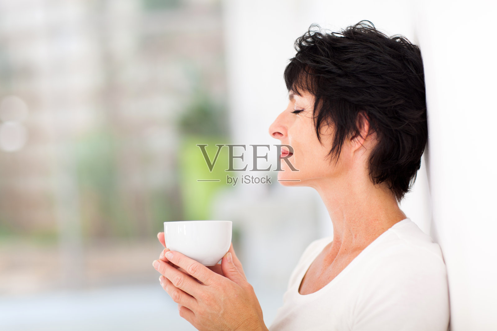 美丽成熟的女人享受着一杯咖啡照片摄影图片