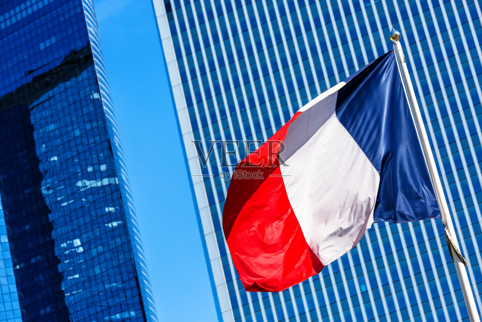 以商业建筑为背景的法国国旗照片摄影图片