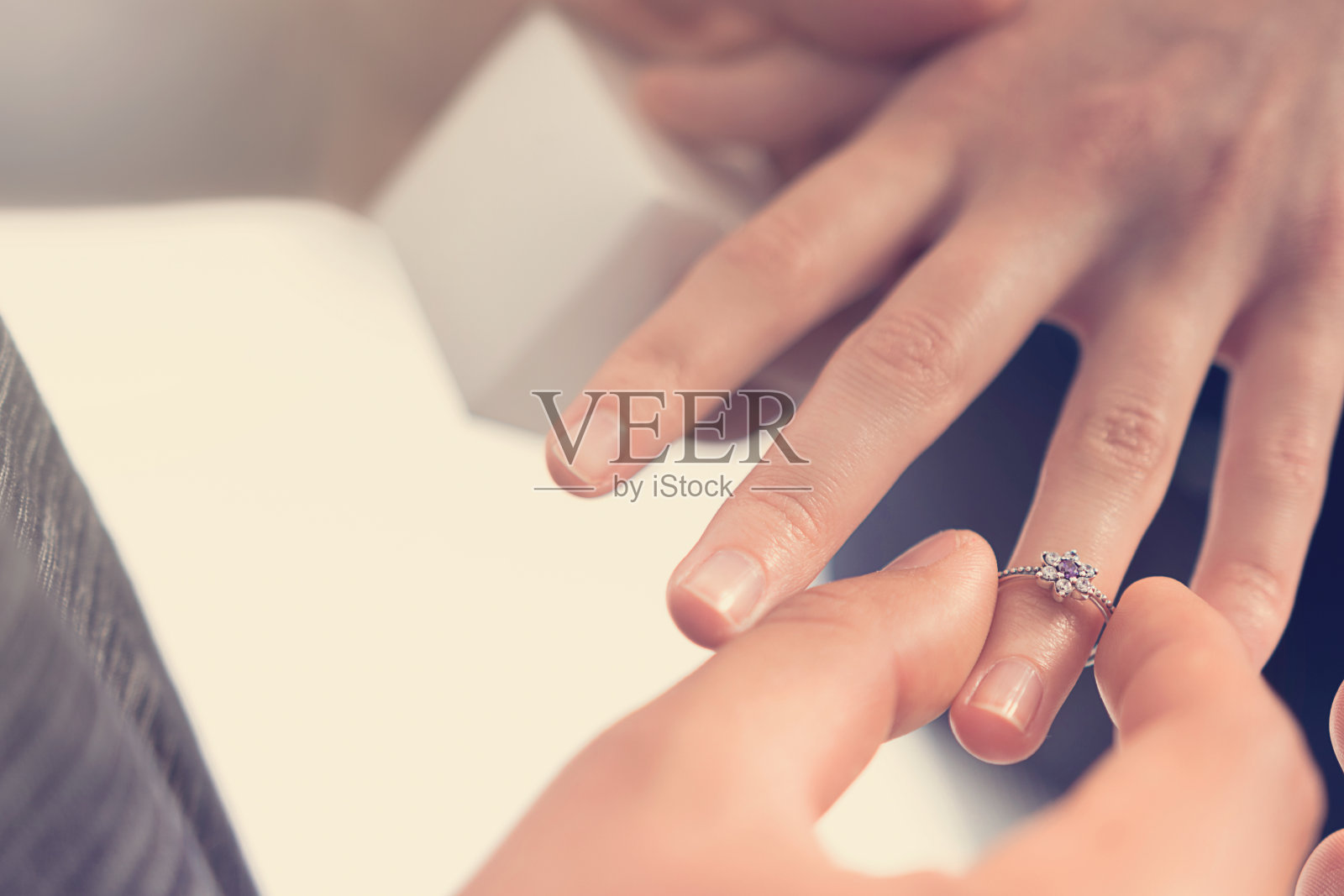 男人把订婚戒指戴在女人手上照片摄影图片