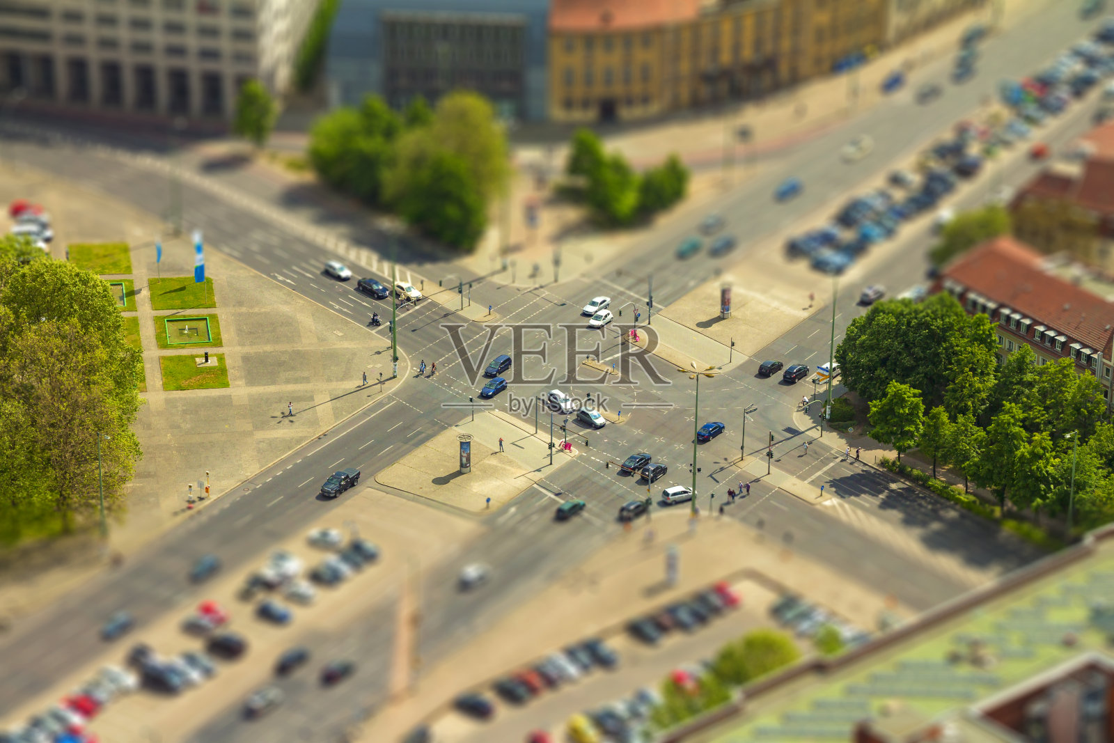 鸟瞰图的汽车在一个路口在柏林城市的街道照片摄影图片