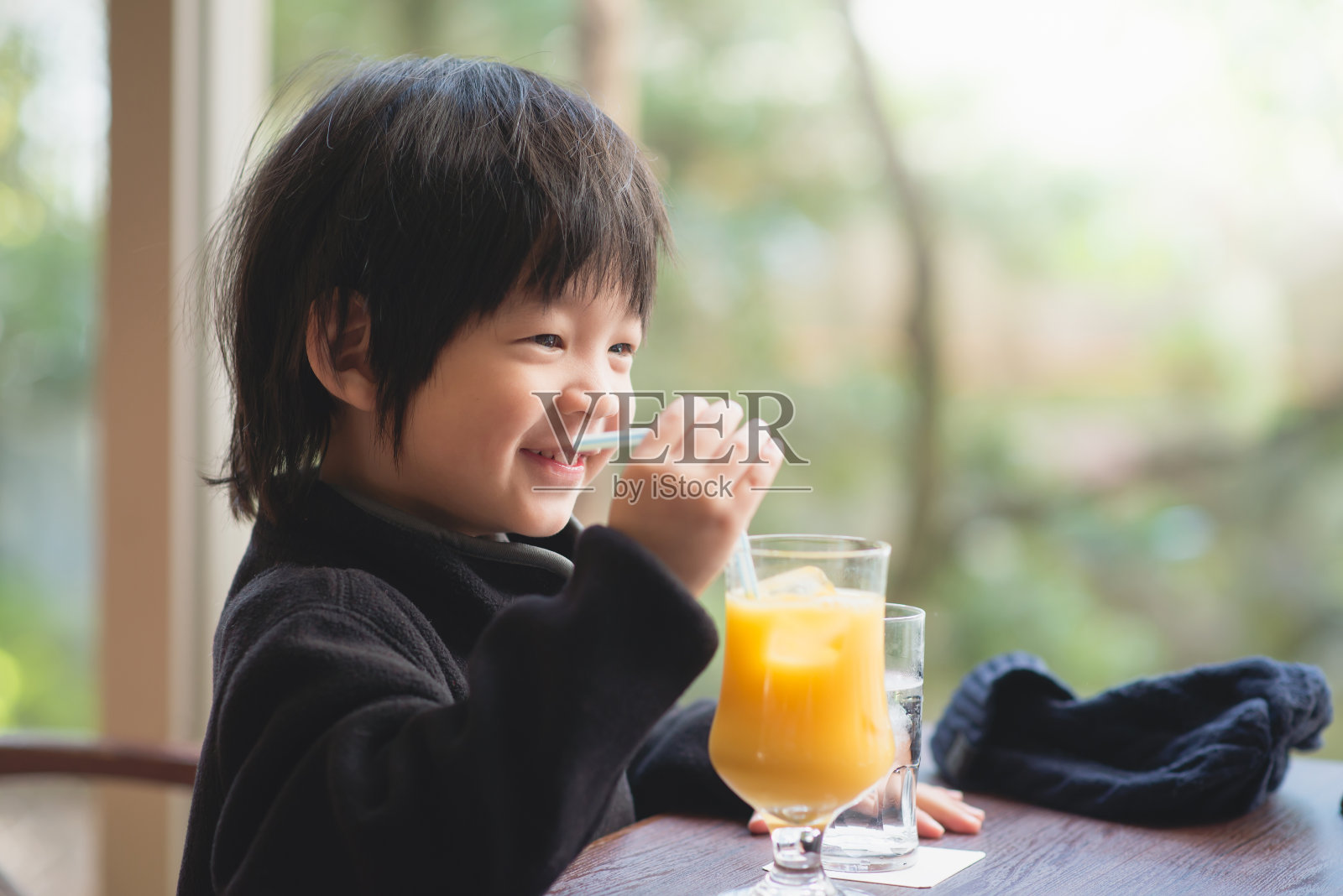 孩子喝新鲜橙汁照片摄影图片