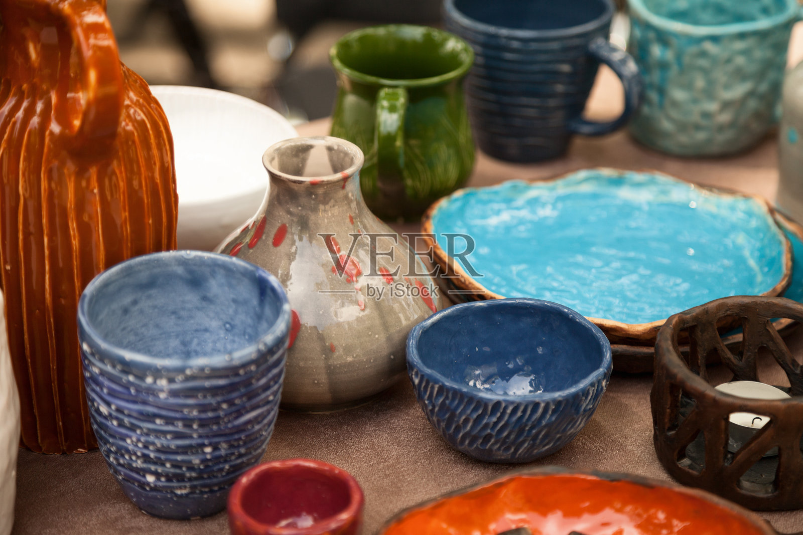 陶器店有很多手工制作的餐具——陶瓷杯、盘子照片摄影图片