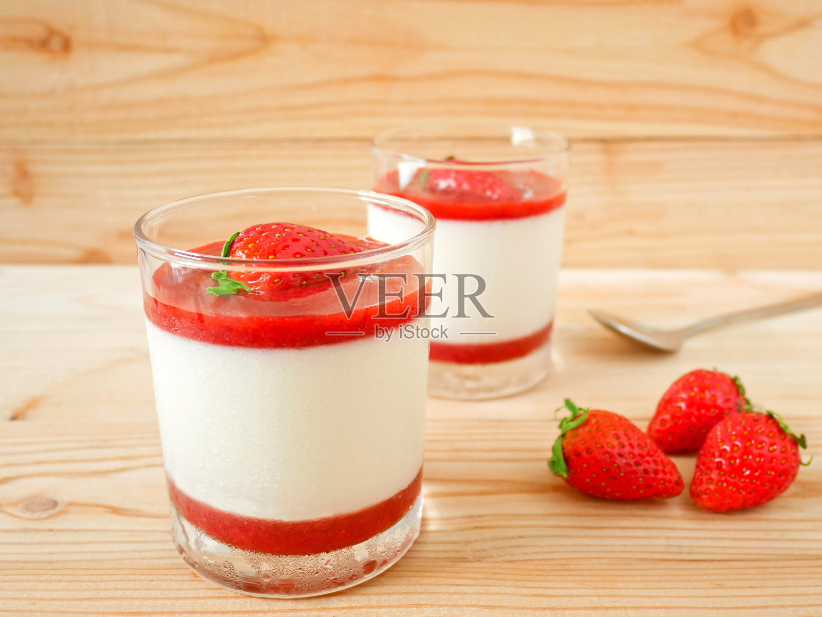 意式奶冻配草莓酱和新鲜草莓照片摄影图片