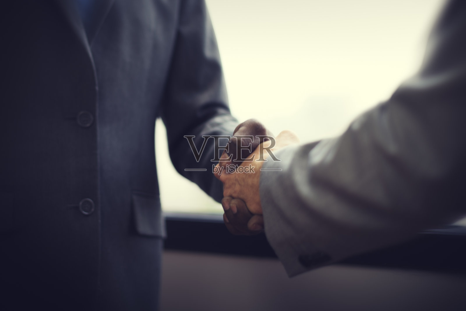 商务人士握手交易合同概念照片摄影图片