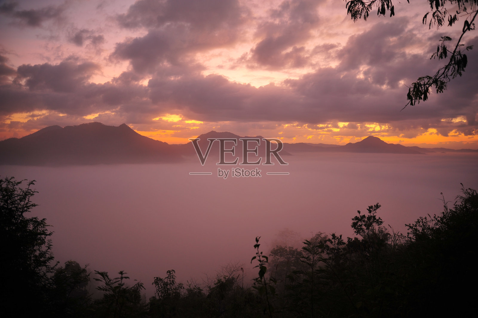 日出时雾中的山景照片摄影图片