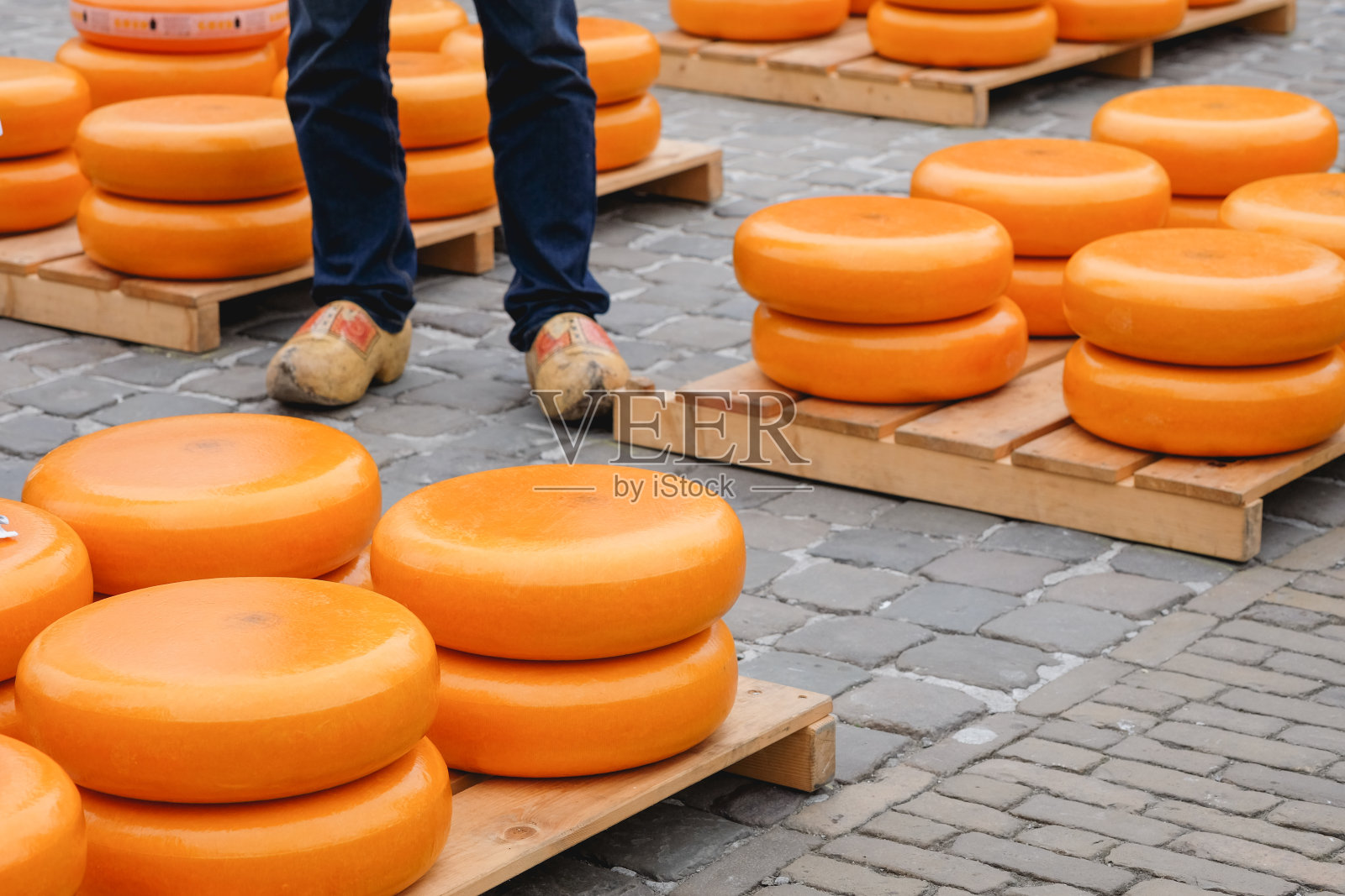 一堆奶酪和传统的荷兰鞋照片摄影图片