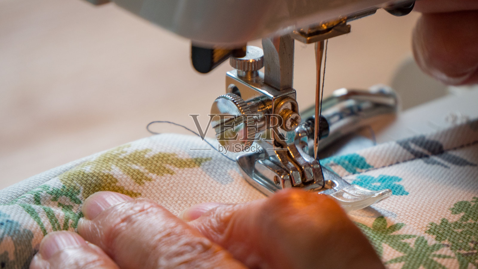 女用手用缝纫机缝制布料照片摄影图片