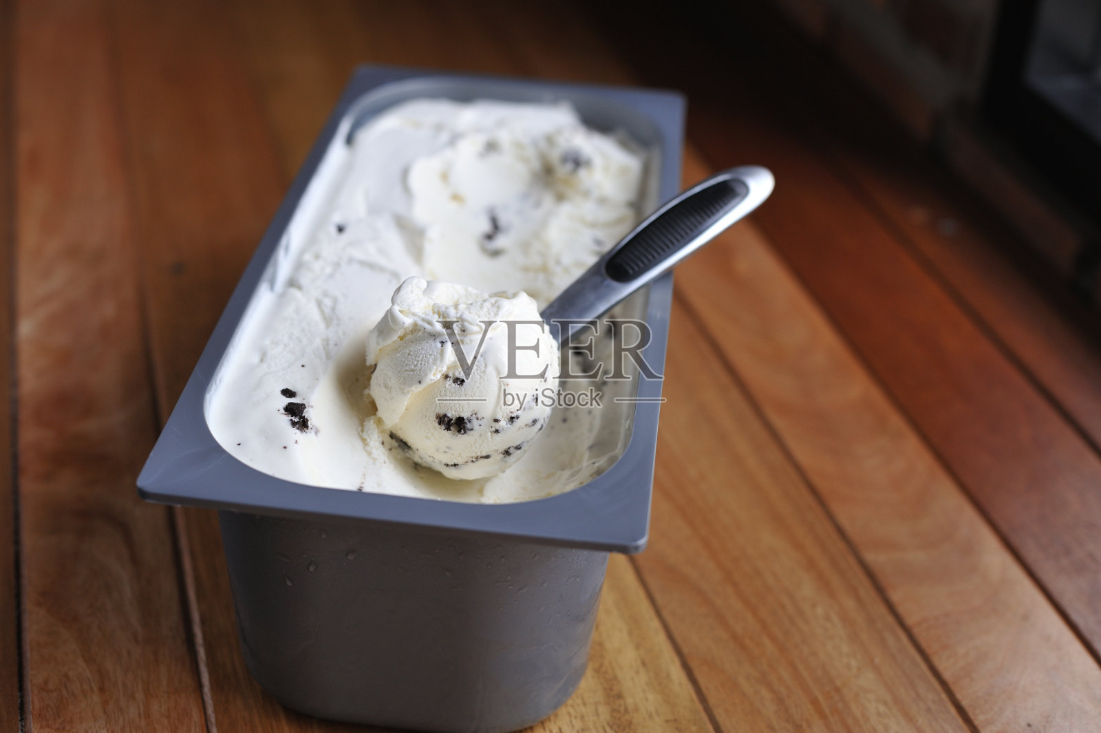 自制有机香草冰淇淋勺，从容器中舀出照片摄影图片