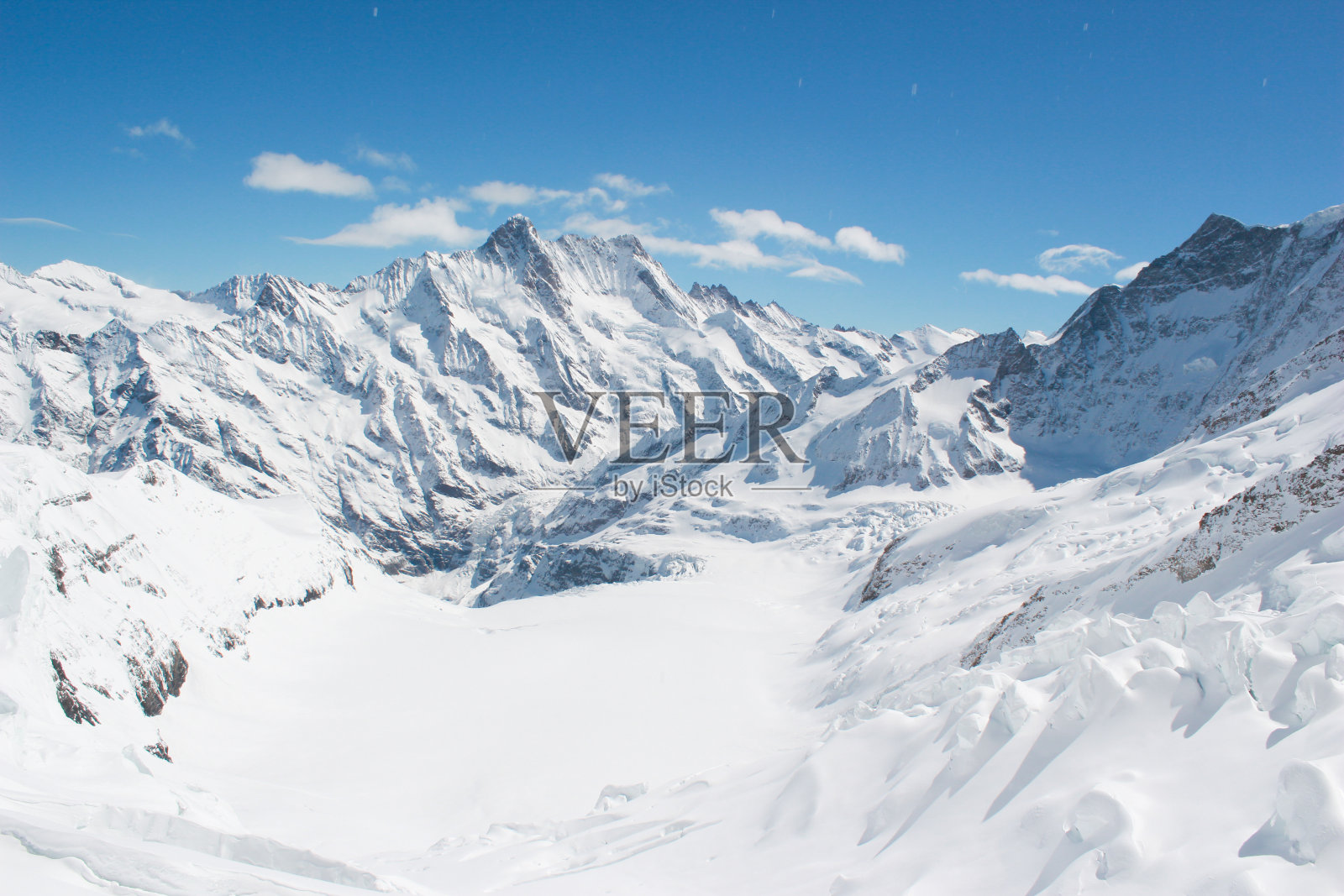 白雪覆盖的瑞士阿尔卑斯山在少女，瑞士的山景照片摄影图片