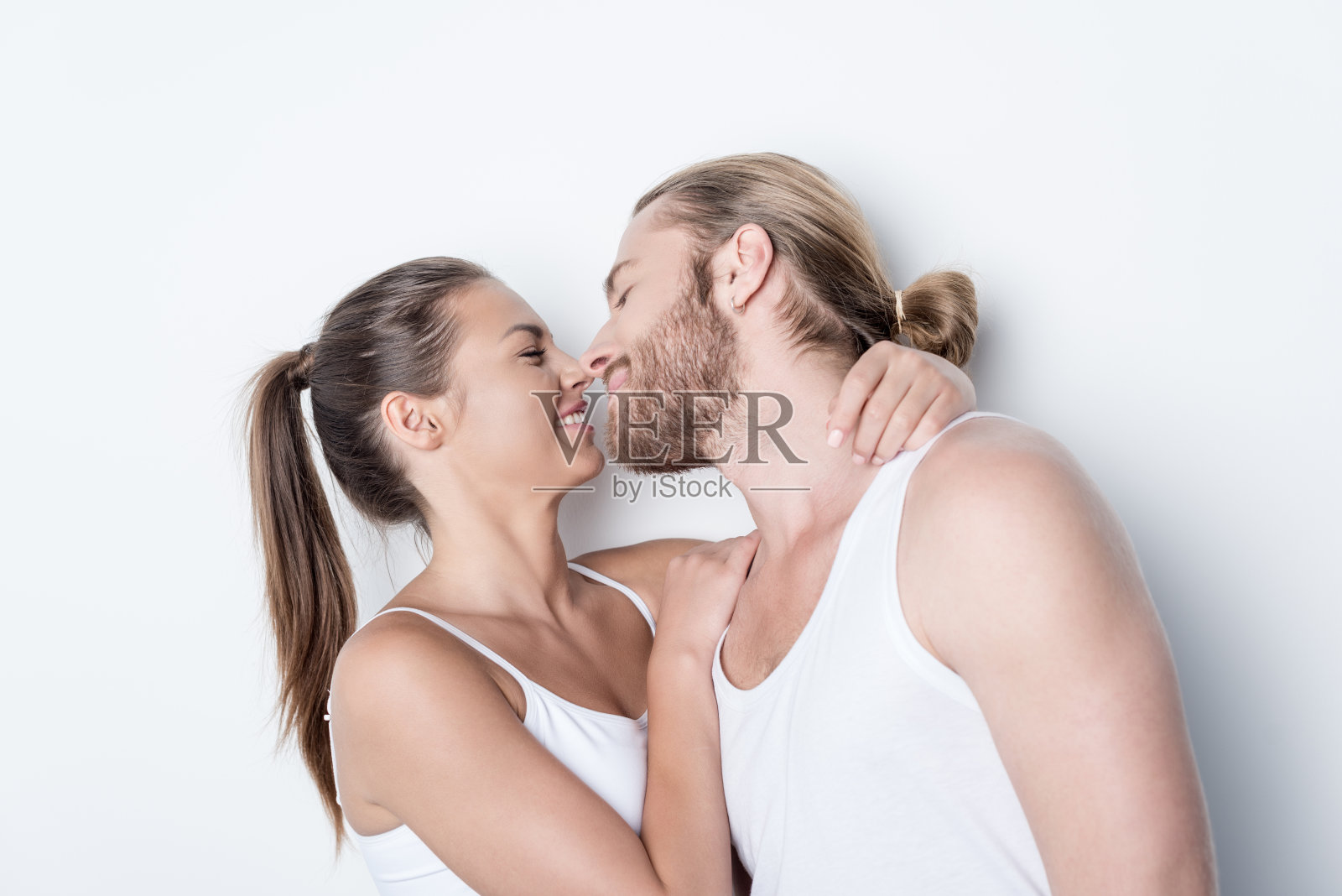 面带微笑的女人正打算亲吻孤立的丈夫白白的照片摄影图片