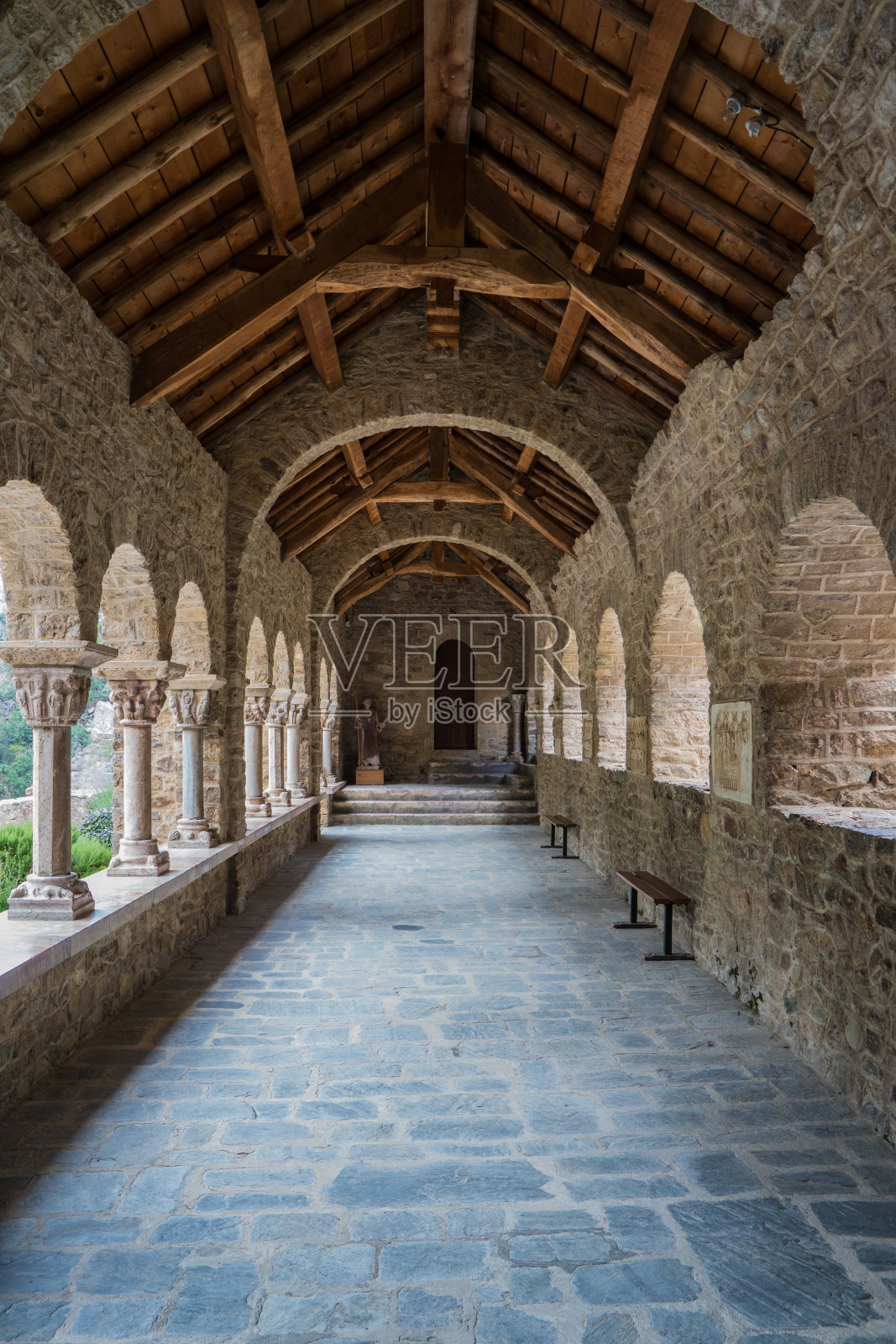 罗马风格的圣马丁修道院的拱形走廊照片摄影图片