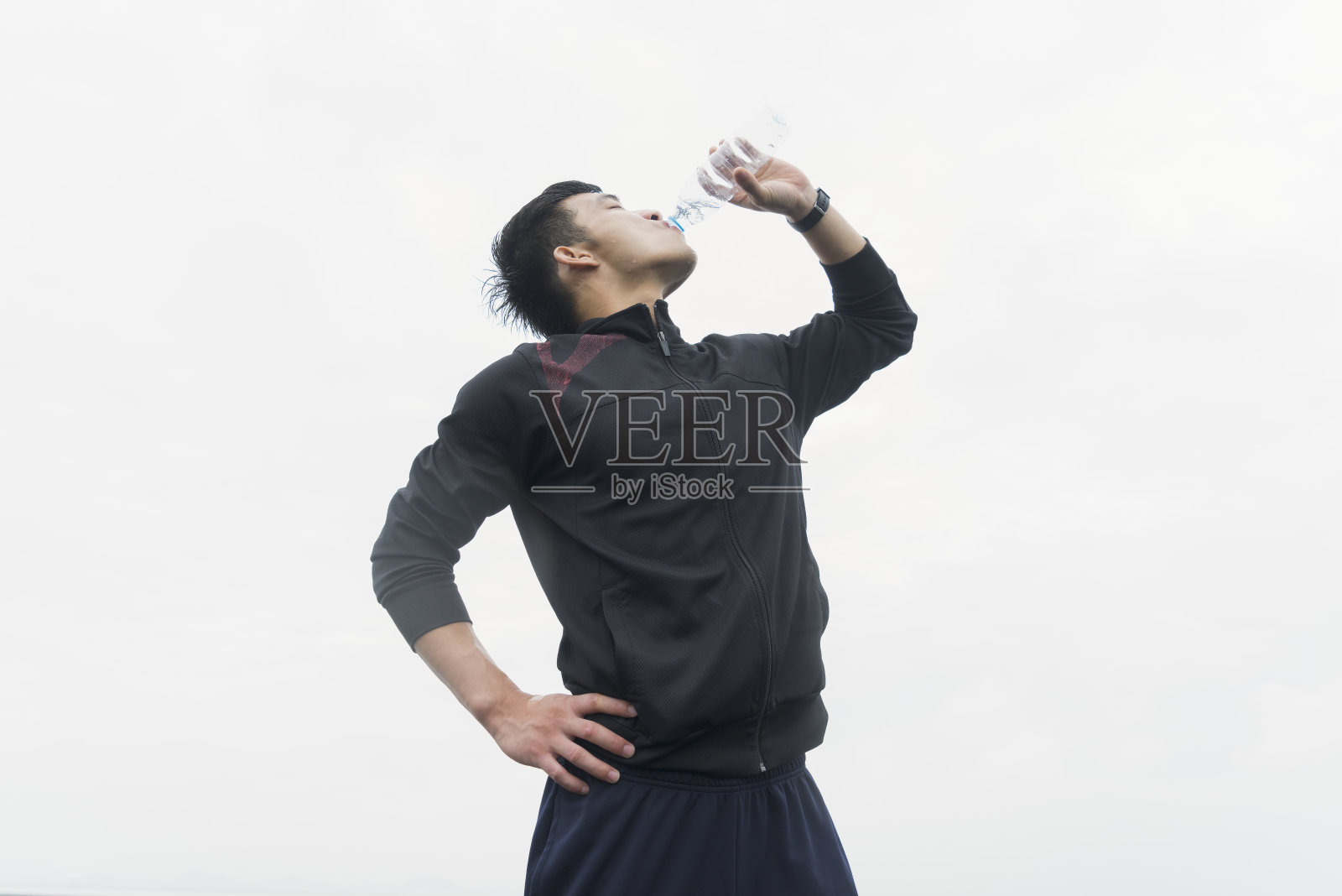 亚洲跑步者在运动后喝水照片摄影图片