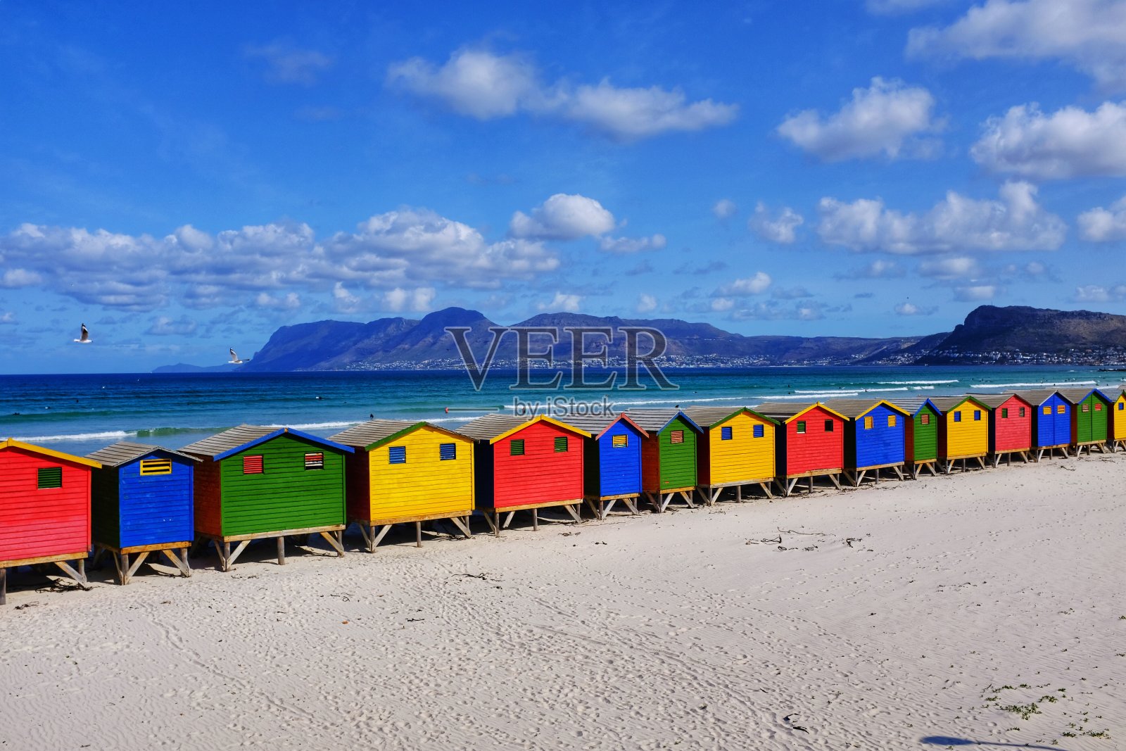 在南非开普敦附近的Muizenberg色彩斑斓的维多利亚海滩小屋照片摄影图片
