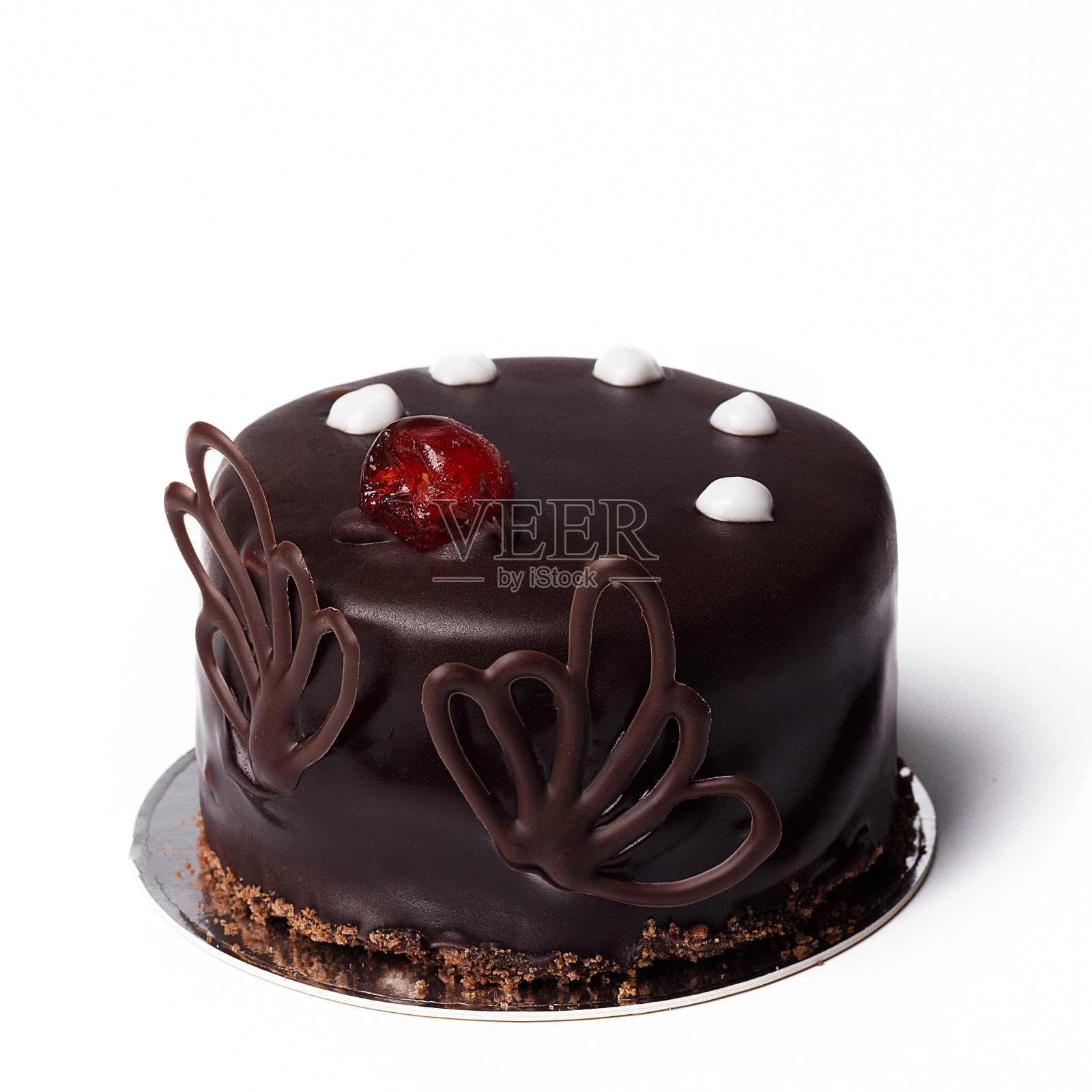 圆巧克力蛋糕与白色和浆果装饰隔离。白色背景上的甜点照片摄影图片