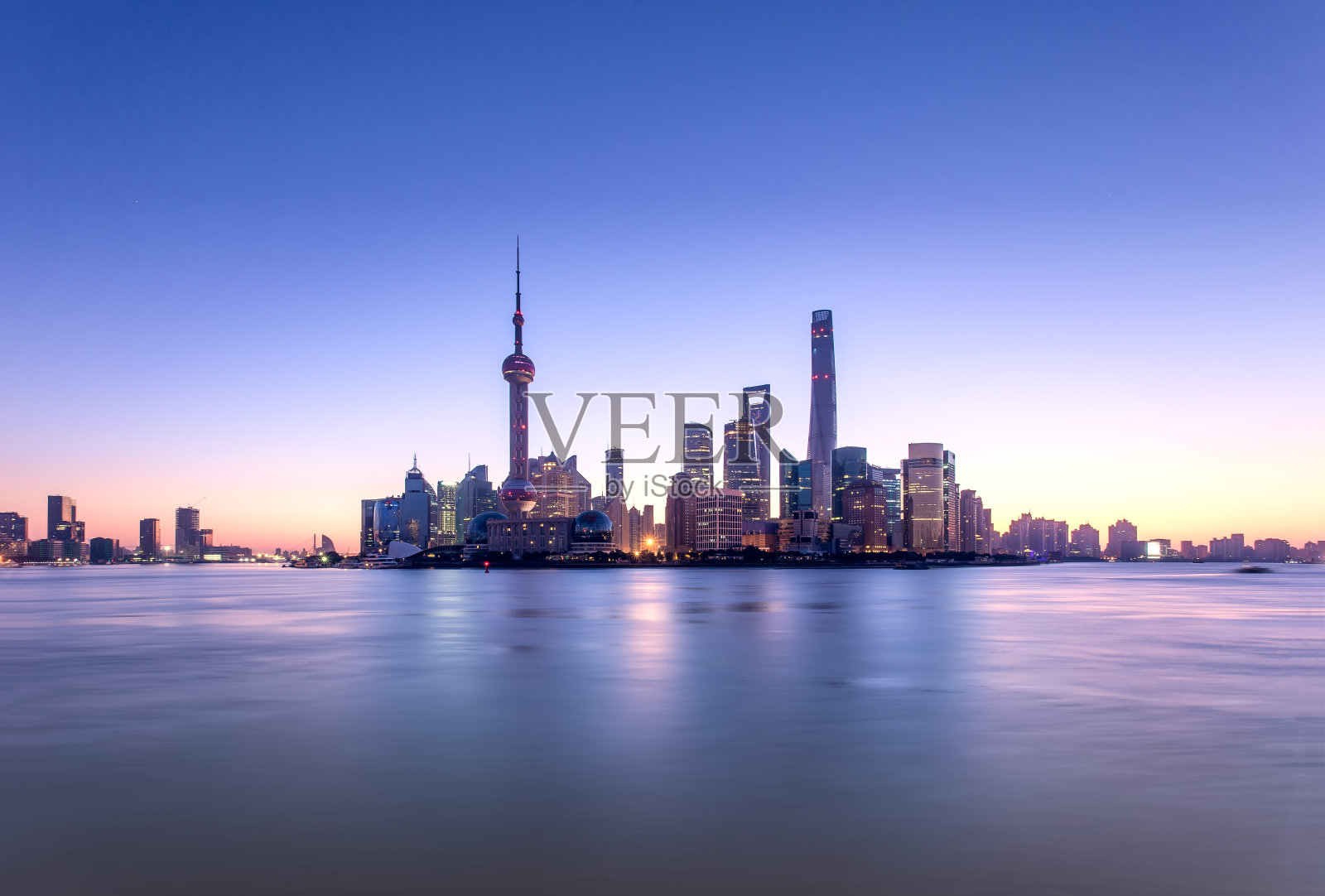 日出时的上海城市景观和天际线照片摄影图片