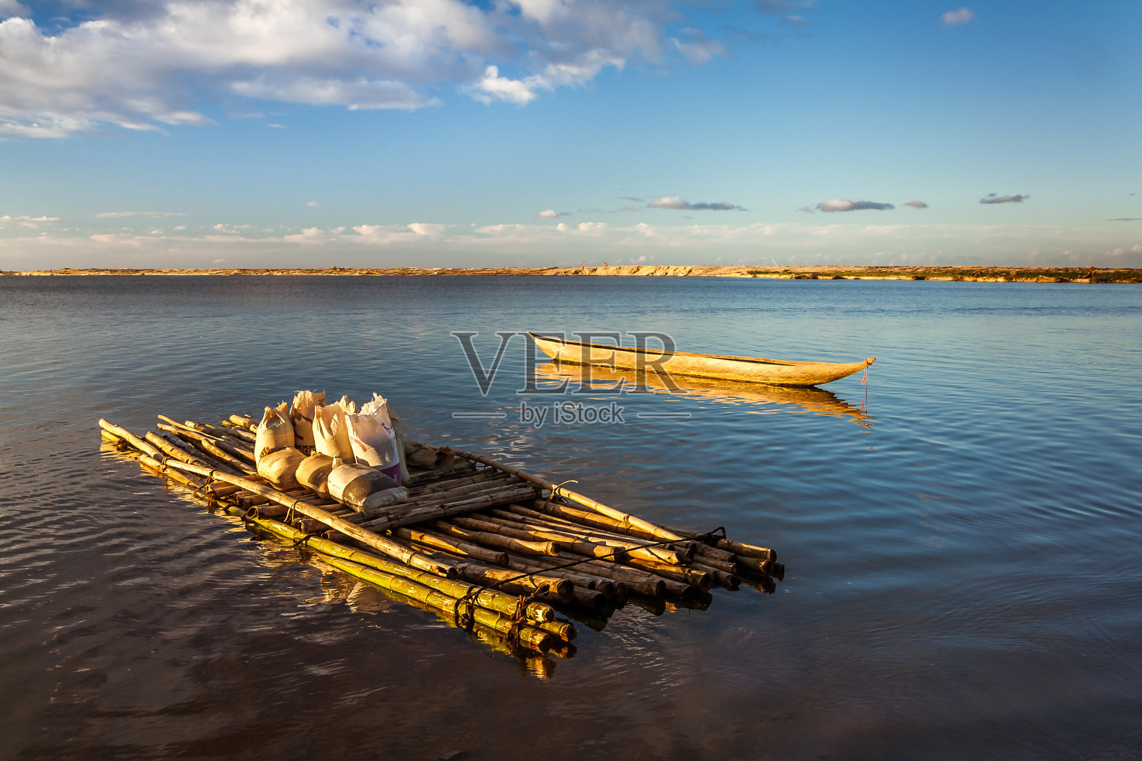 竹筏和独木舟照片摄影图片