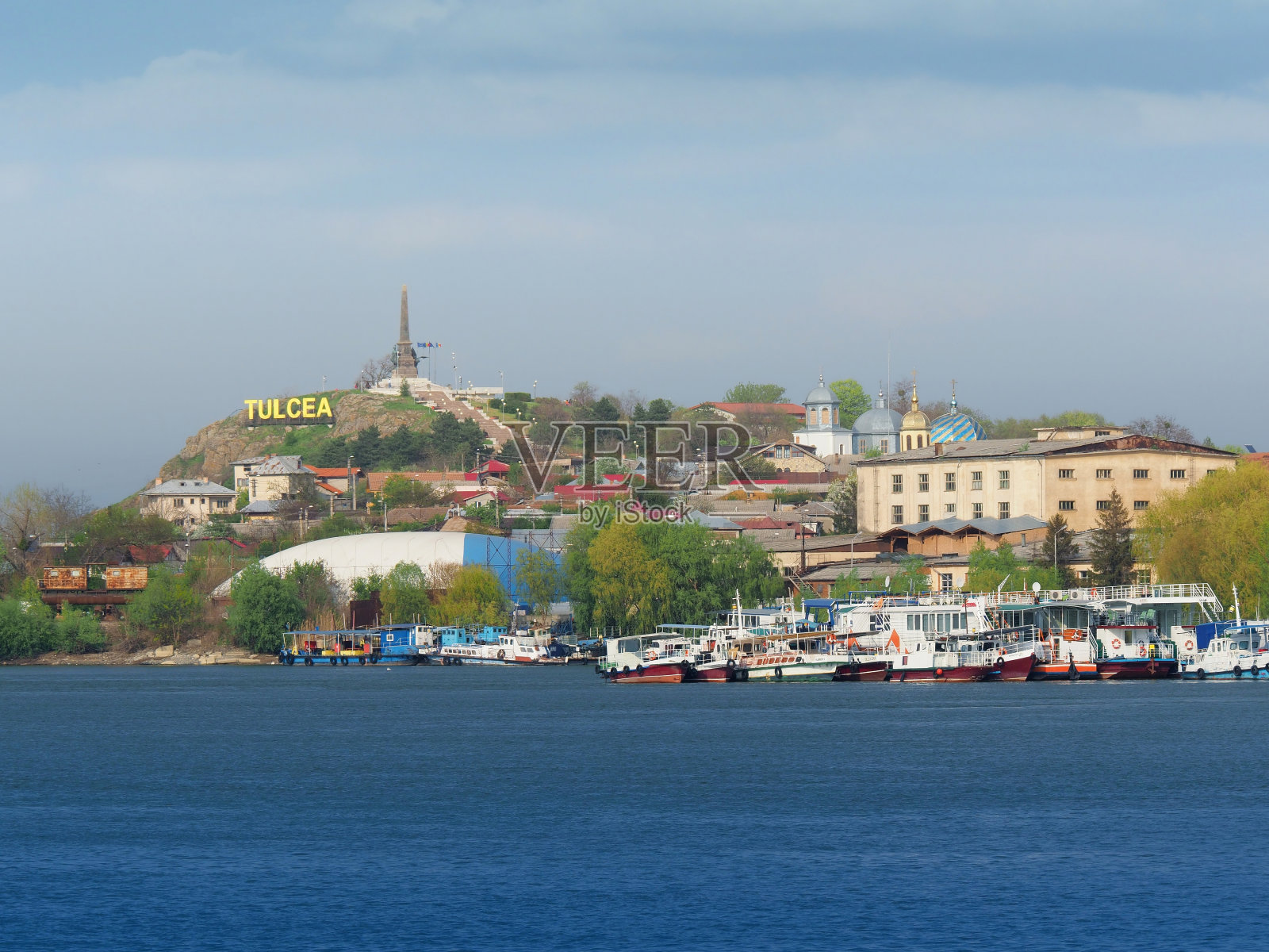罗马尼亚图尔恰港和多瑙河。图尔恰港是罗马尼亚最大的河港之一。照片摄影图片