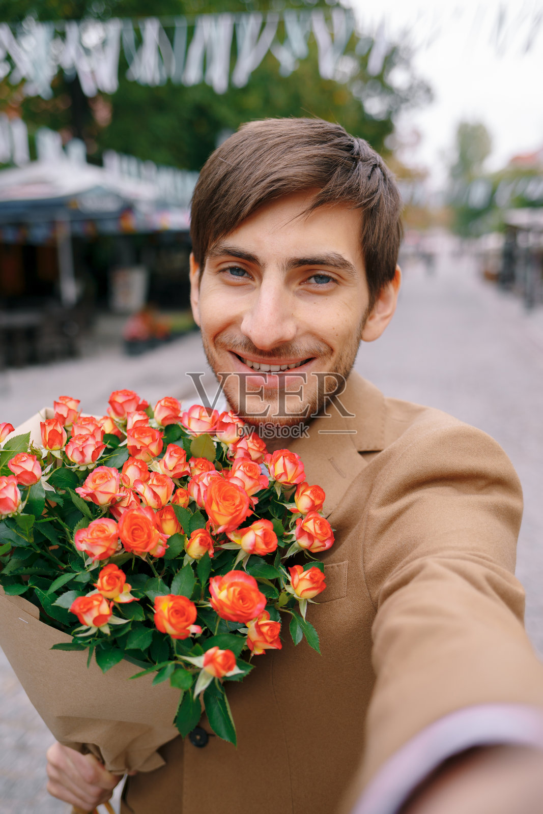 微笑的男人用花自拍照片摄影图片