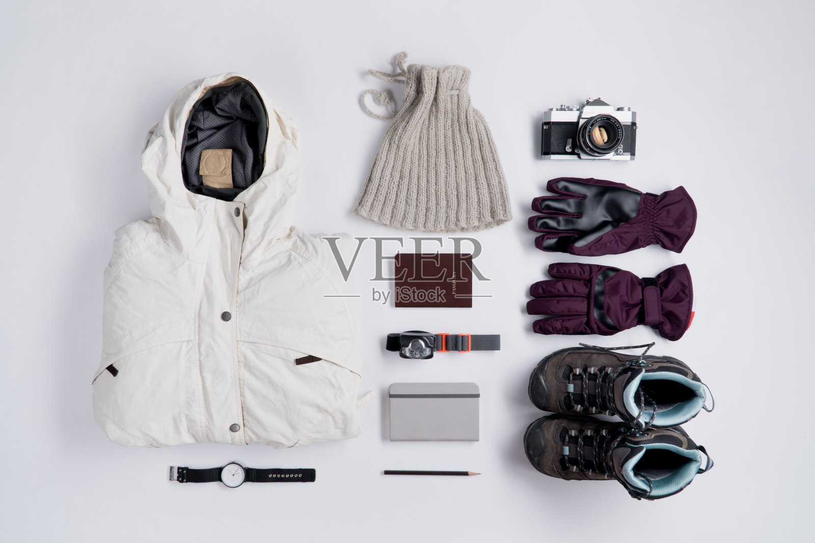 平铺的旅行者的配件在冬季照片摄影图片