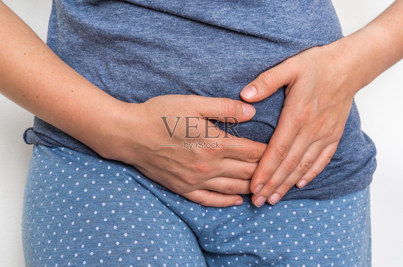 一个月经疼痛的女人正抱着她疼痛的肚子照片摄影图片