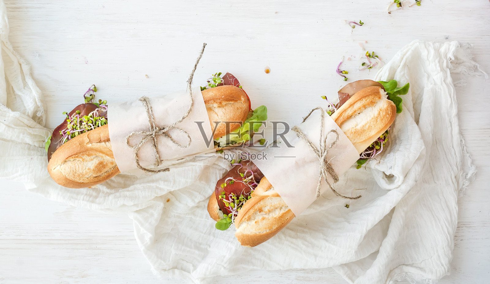 三明治与牛肉，新鲜蔬菜和香草在白色的木材背景照片摄影图片