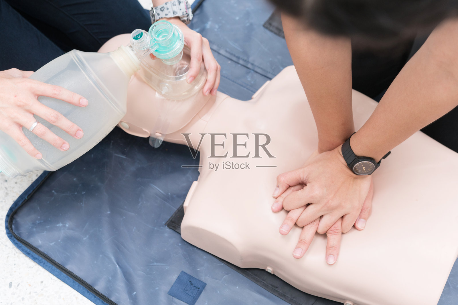 护理学生正在学习如何在紧急情况下抢救病人。心肺复苏术训练与心肺复苏术娃娃。收盘上涨。软的焦点。照片摄影图片
