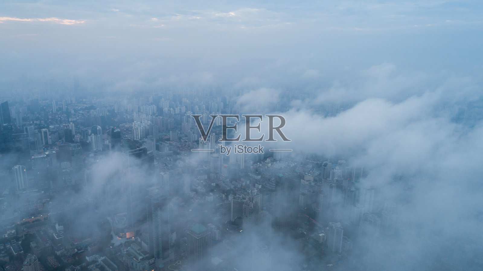 清晨雾中的上海鸟瞰图照片摄影图片